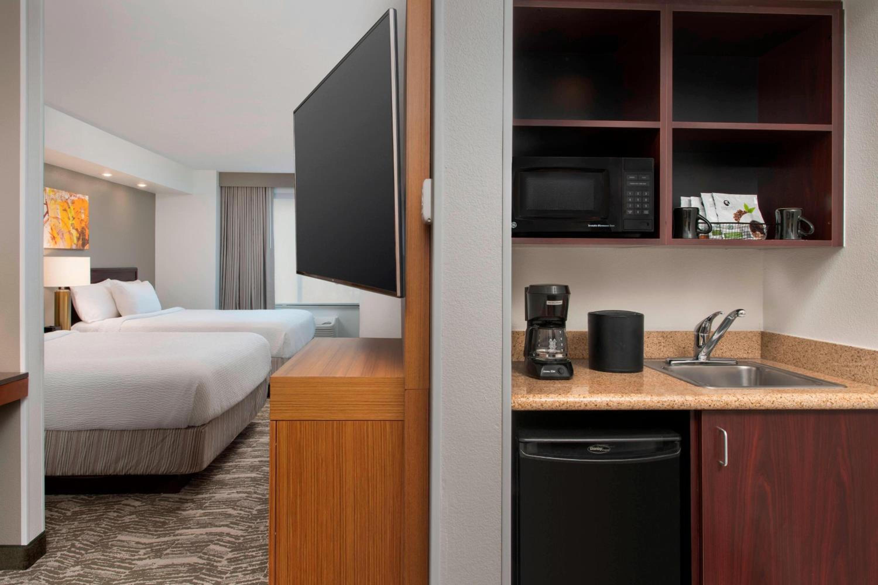 Queen Suite with Two Queen Beds and Sofa Bed - Photo 3