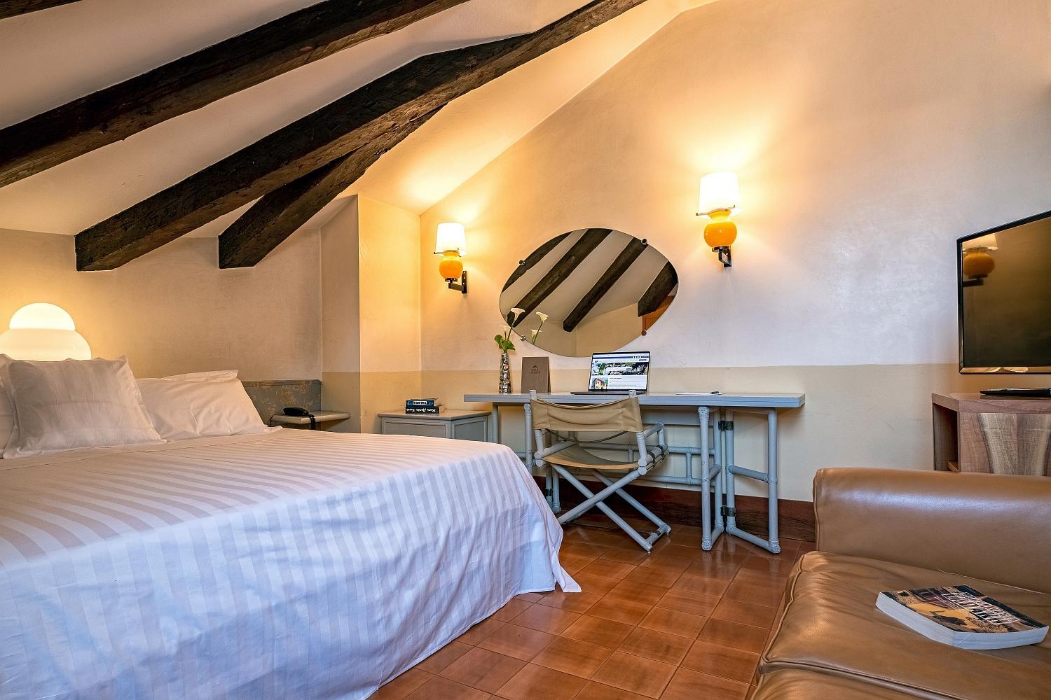 Double Room - Photo 10
