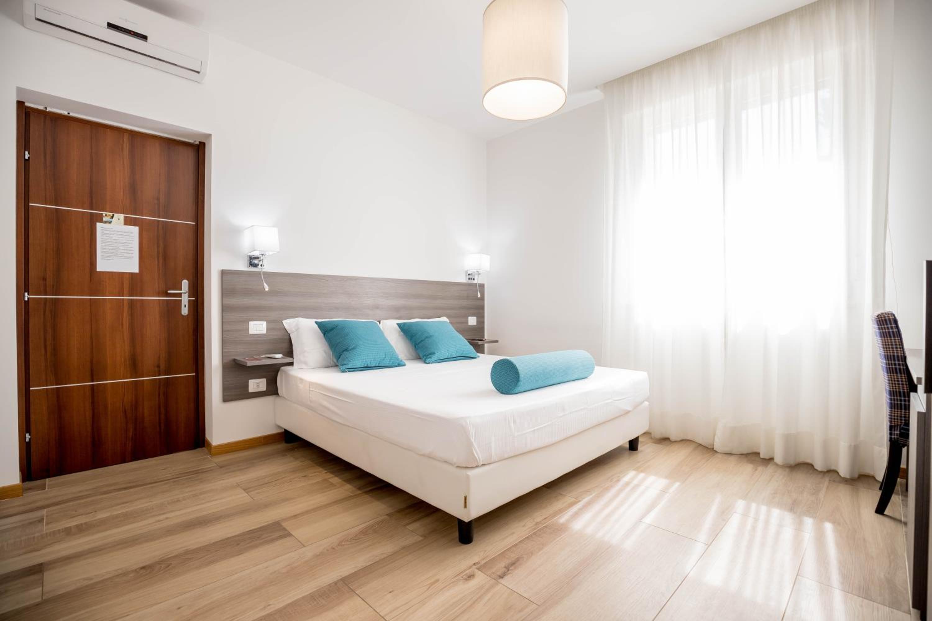 Deluxe Double Room (2 Adults + 1 Child) photo 1