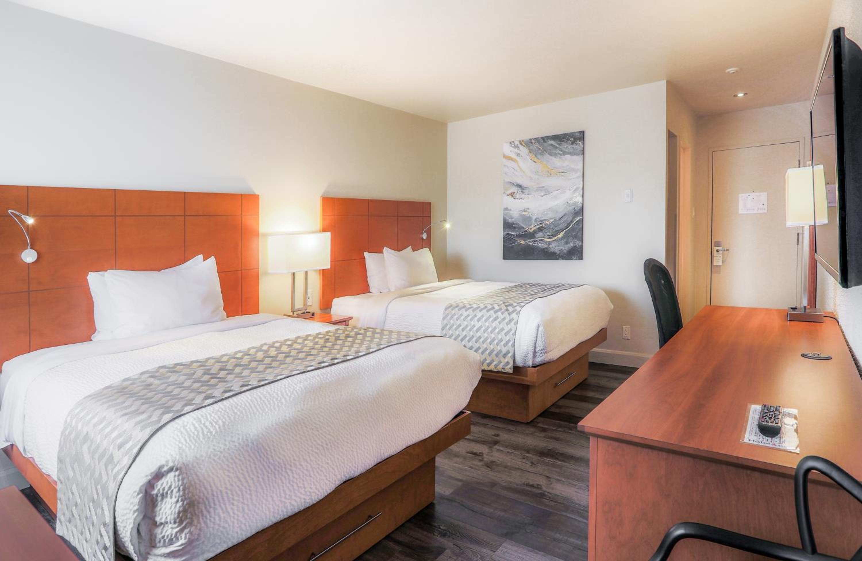 Classic Queen Room with Two Queen Beds photo 1