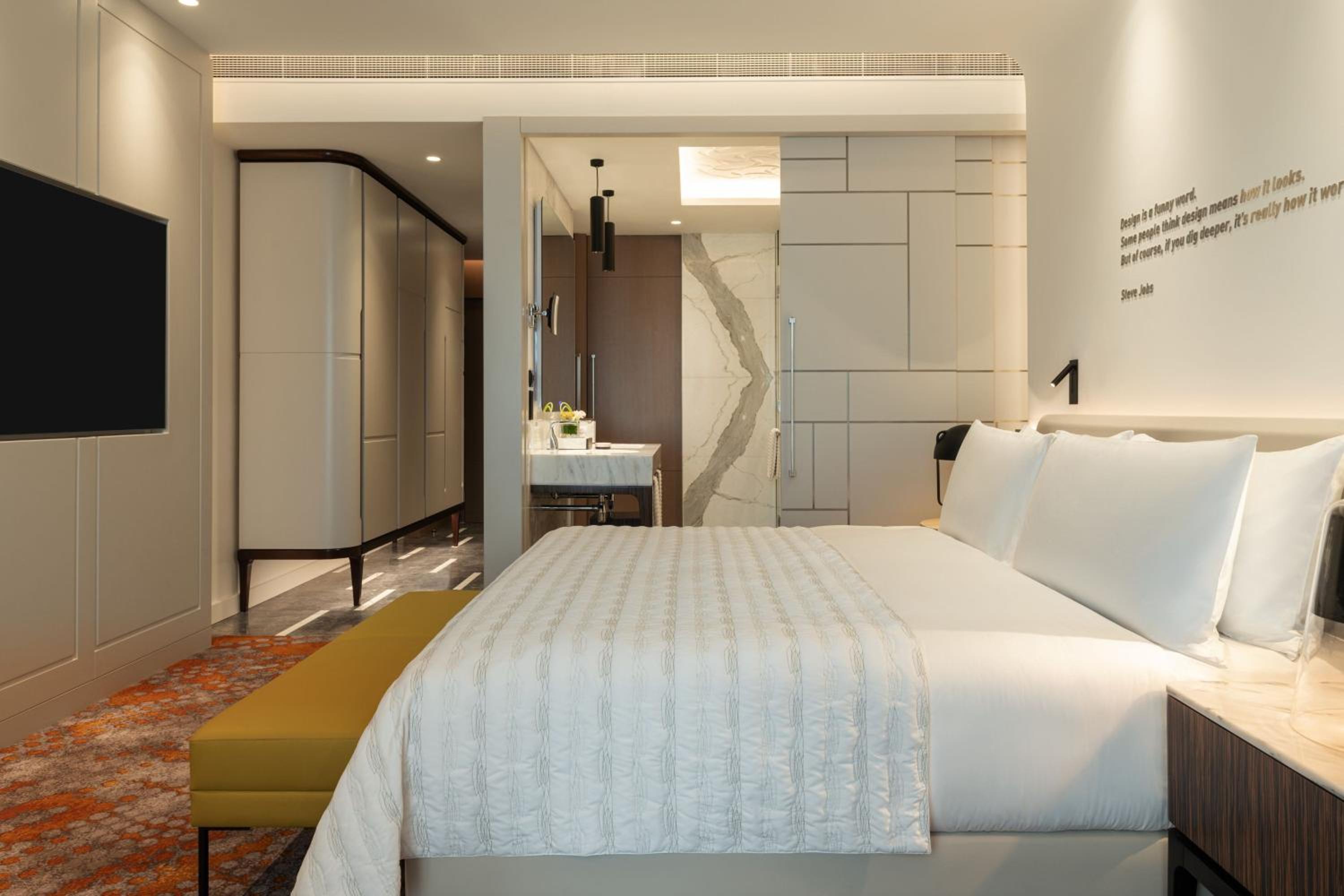 Deluxe King Room - Photo 2