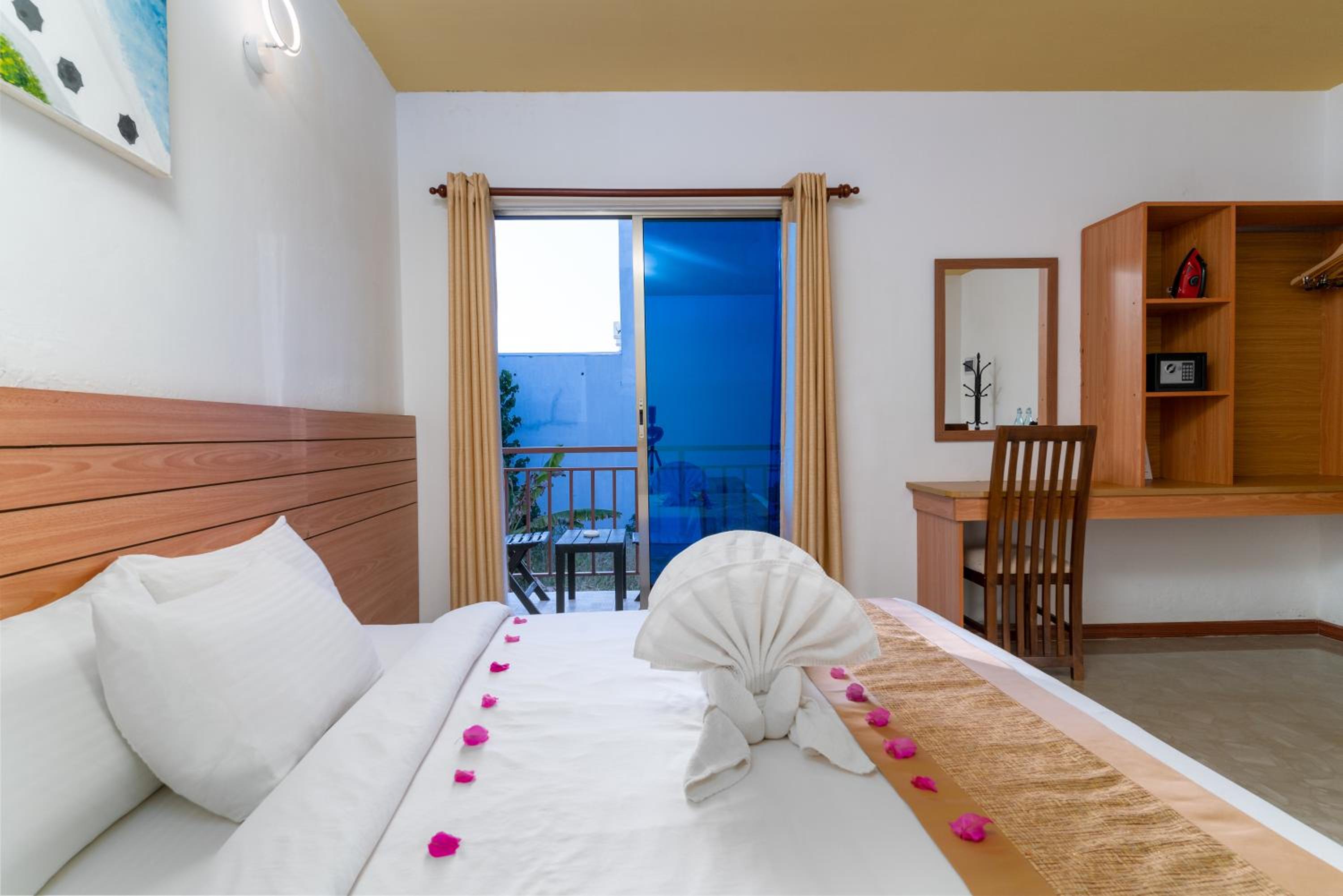 Superior Suite with Balcony - Photo 8
