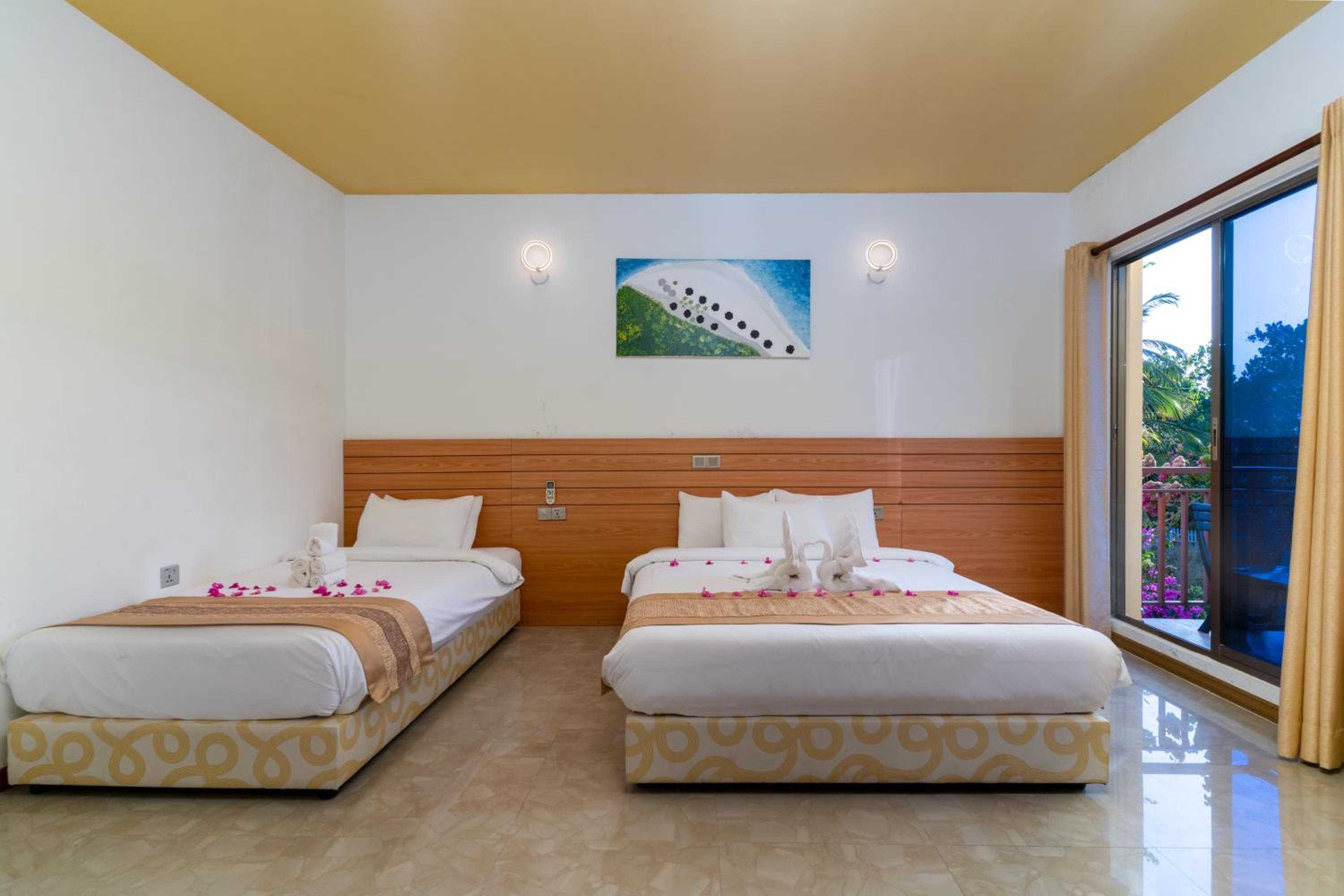 Superior Suite with Balcony - Photo 9