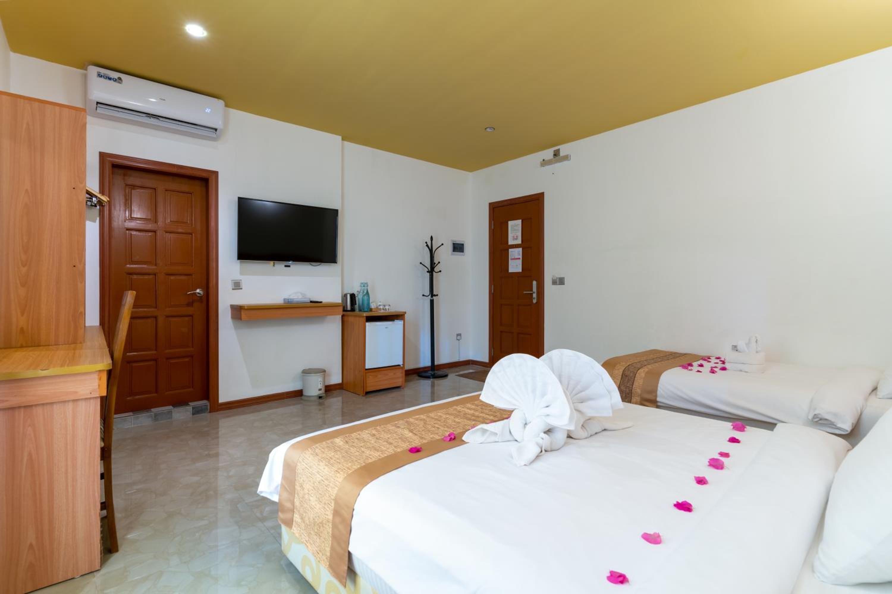 Deluxe Room - Photo 25