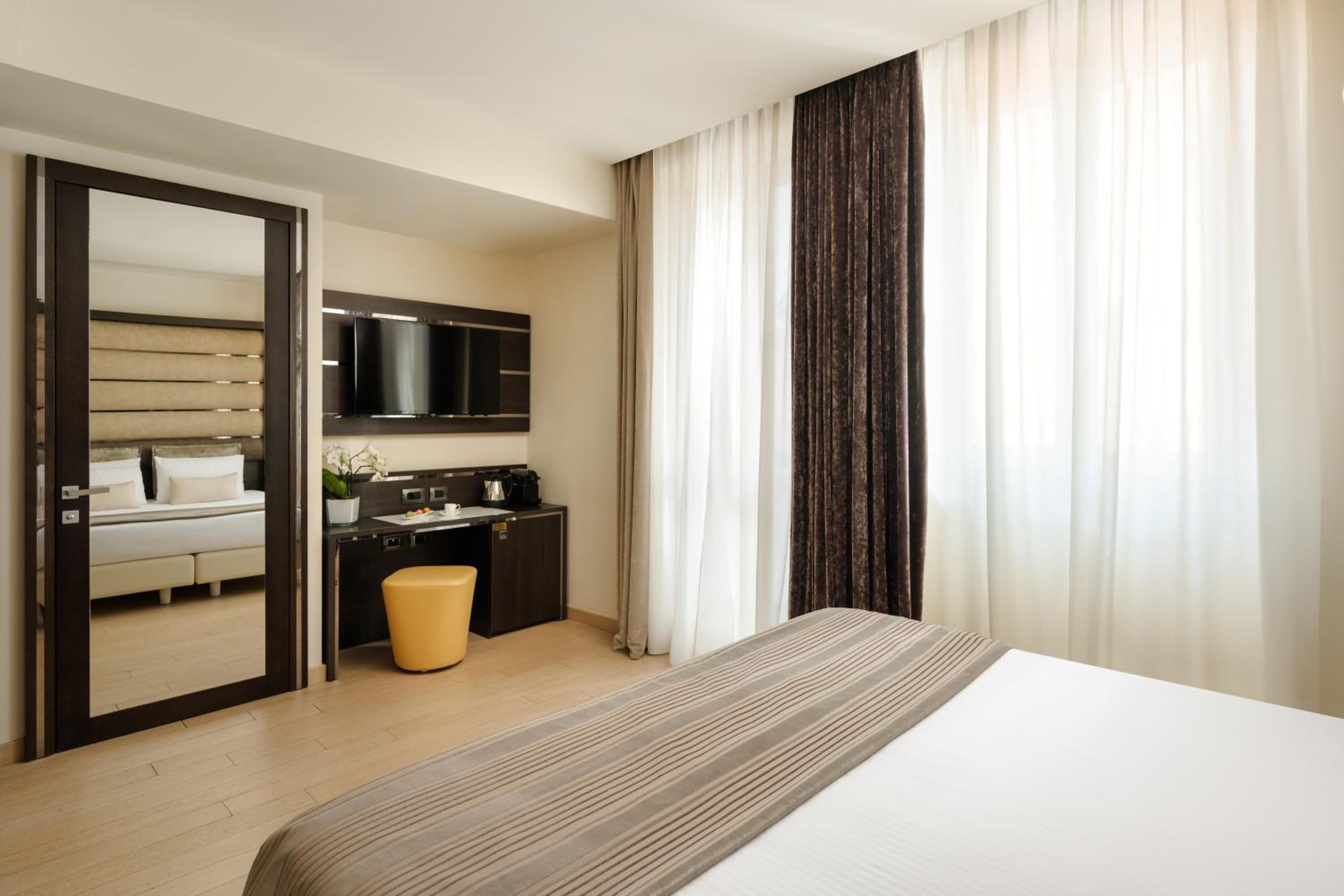 Deluxe Double or Twin Room - Photo 5