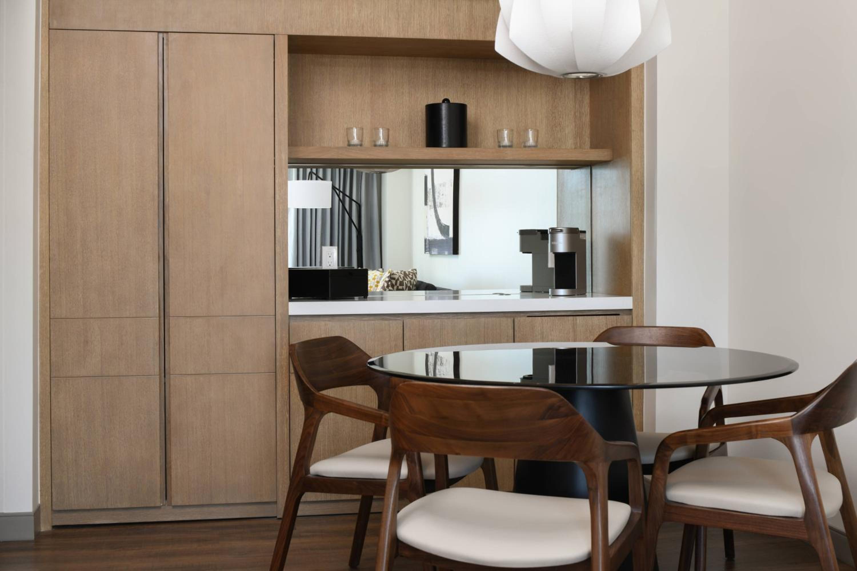 One-Bedroom Suite - Photo 6