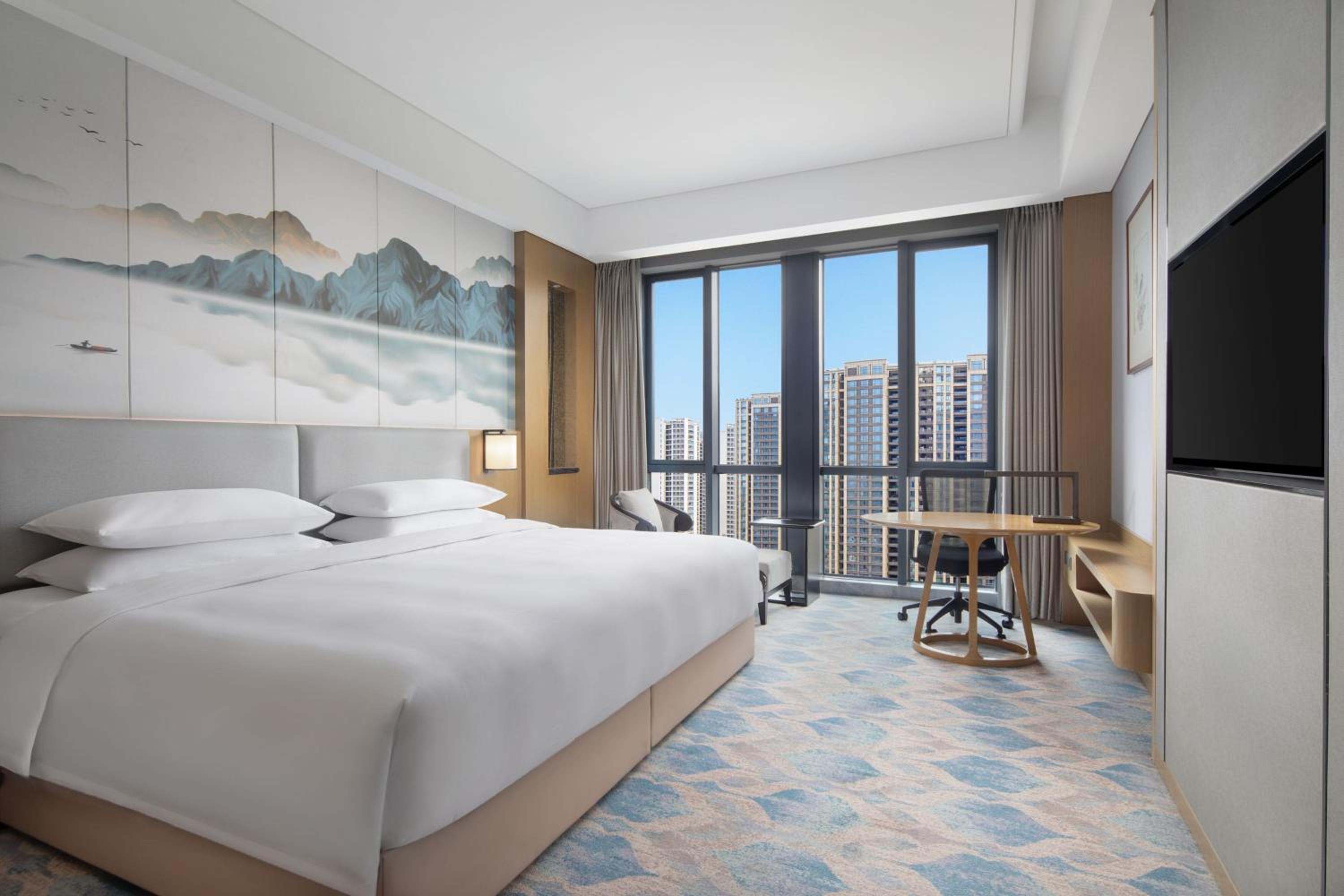 Executive King Room with City View - Photo 4
