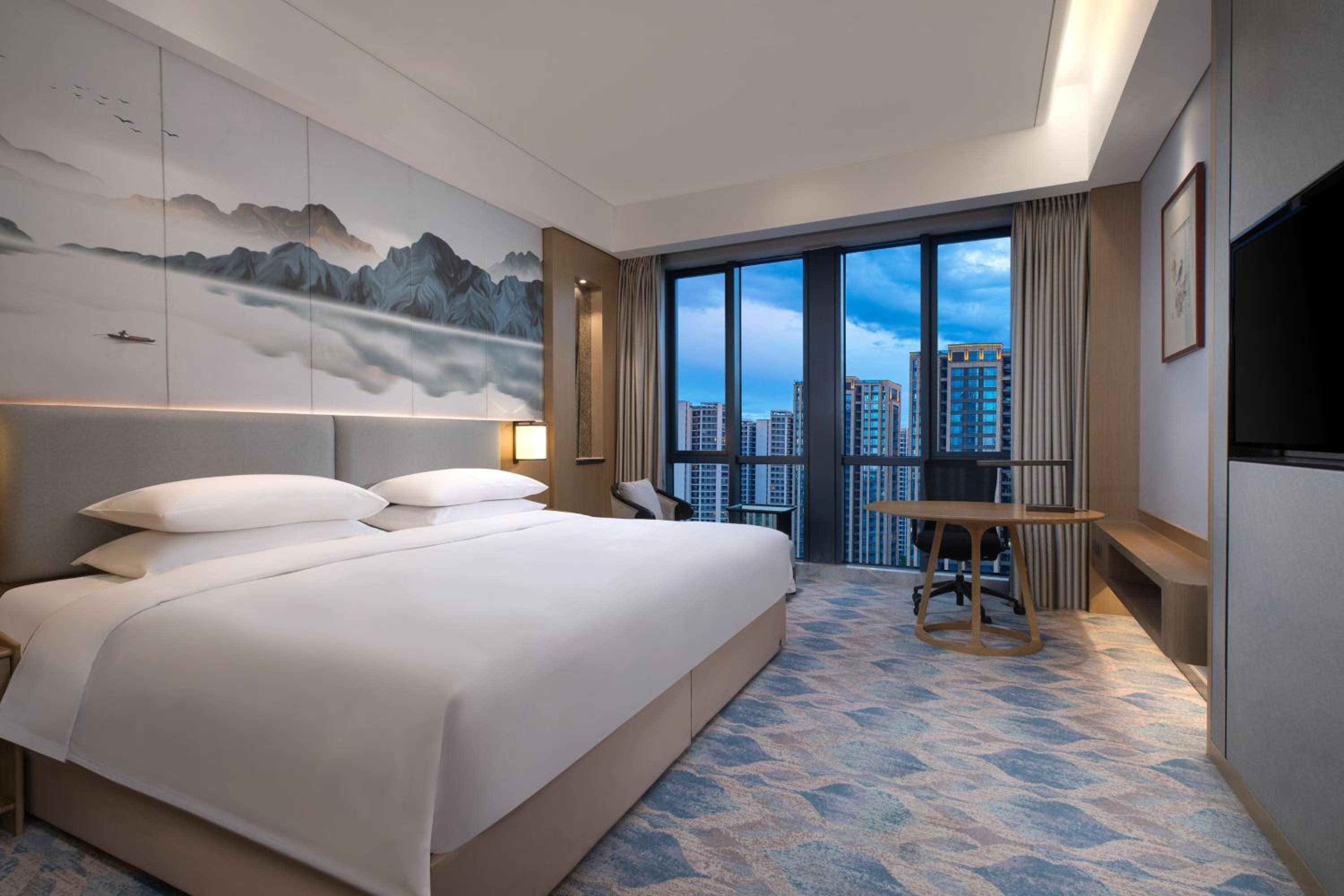 Superior King Room with City View - Photo 6
