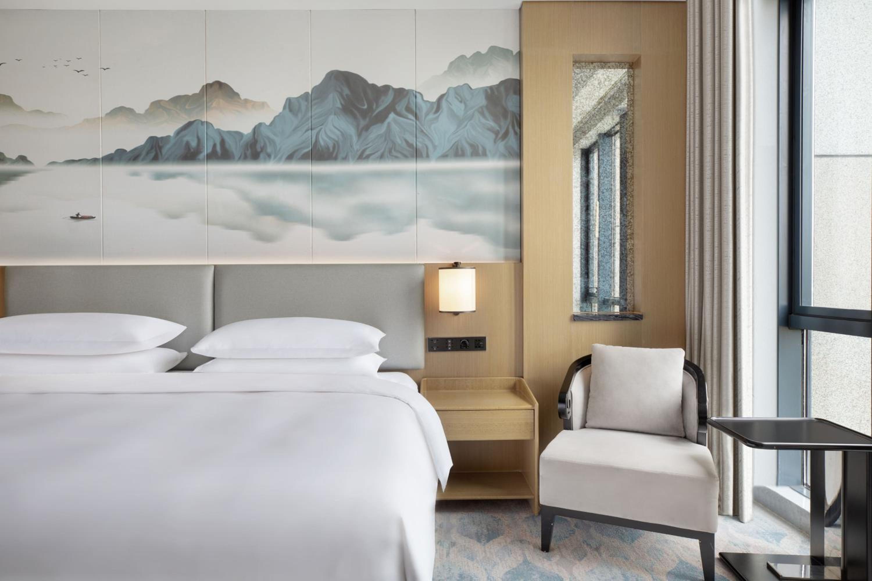 Superior King Room with City View - Photo 4