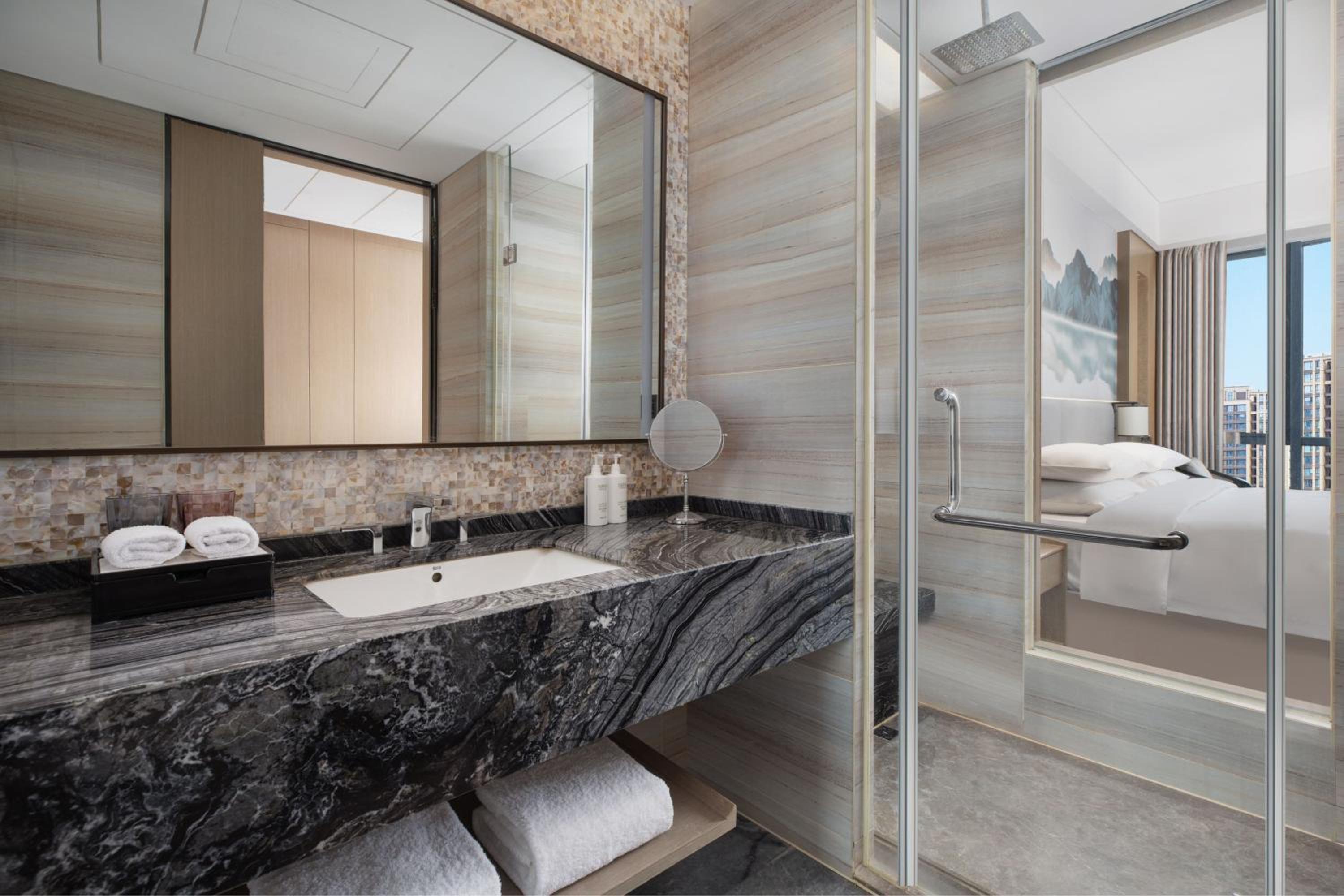 Superior King Room with City View - Photo 7