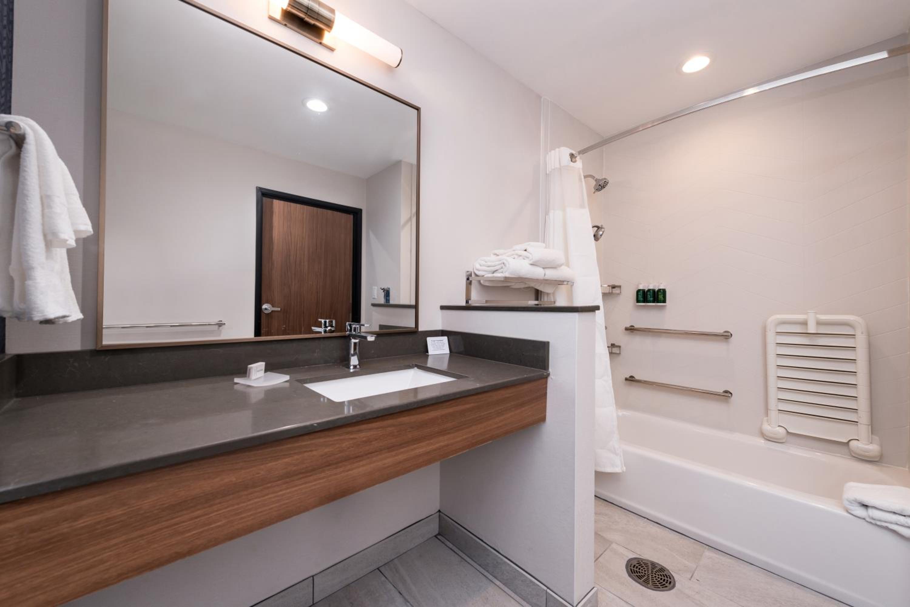 King Room - Hearing Accessible photo 3