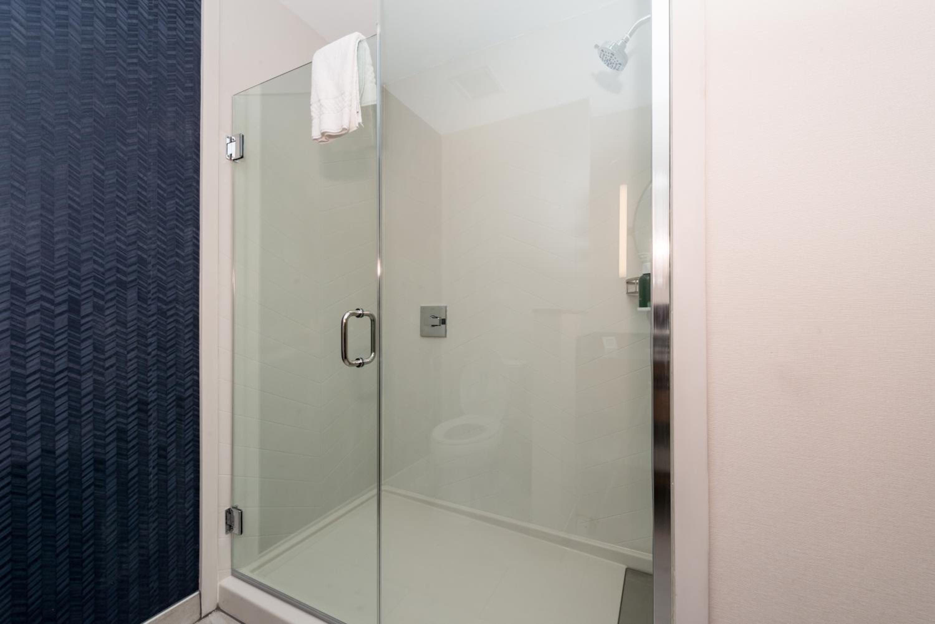 King Room - Hearing Accessible photo 2