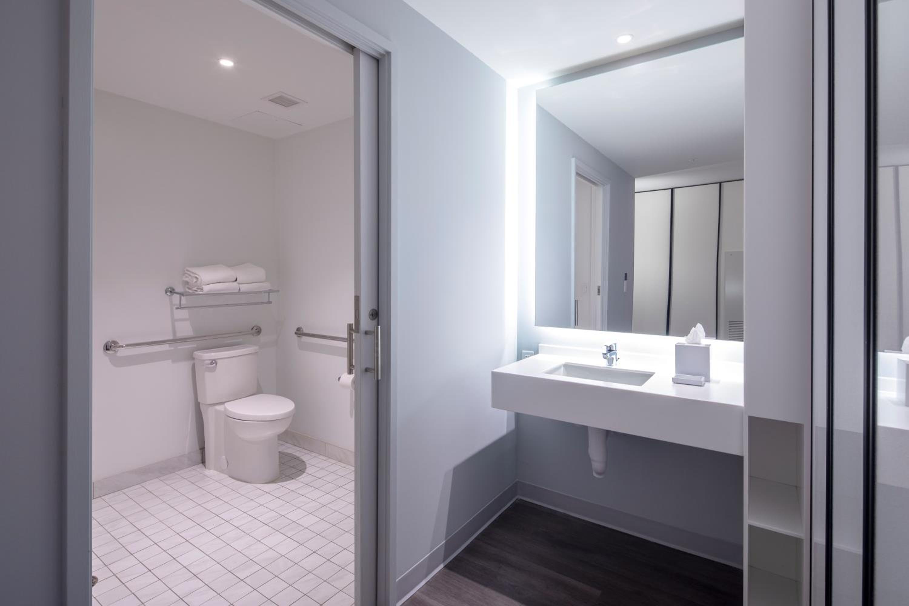 Mobility Accessible Standard 2 Queen Room (Includes Early Park Admission*) - Photo 3