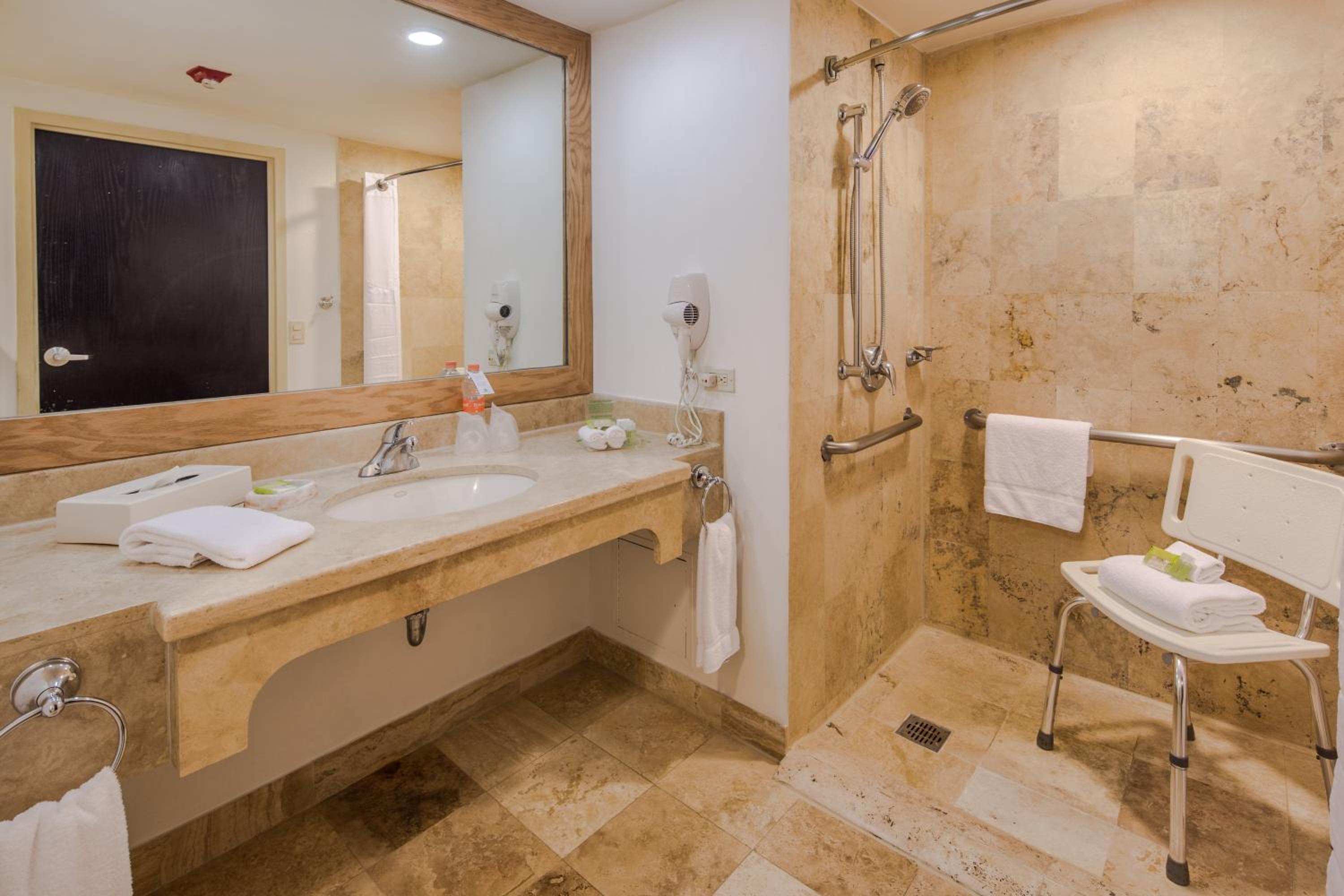 Standard King Room - Accessible - Photo 4