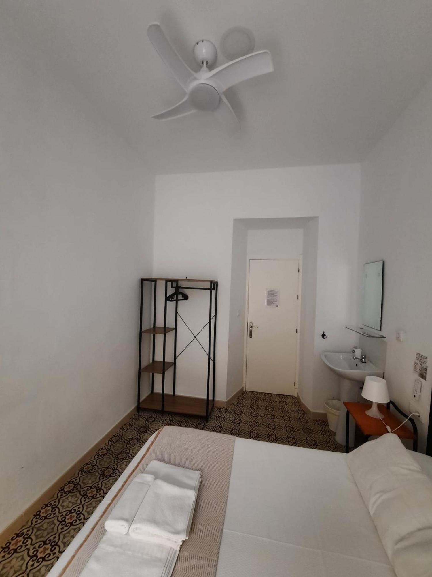 Double Room with Shared Bathroom photo 2