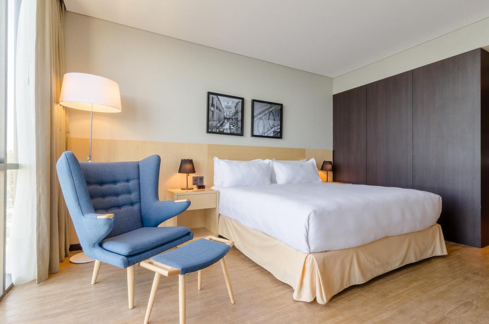 King Room with Roll-in Shower - Disability Accessible/Non-Smoking photo 3