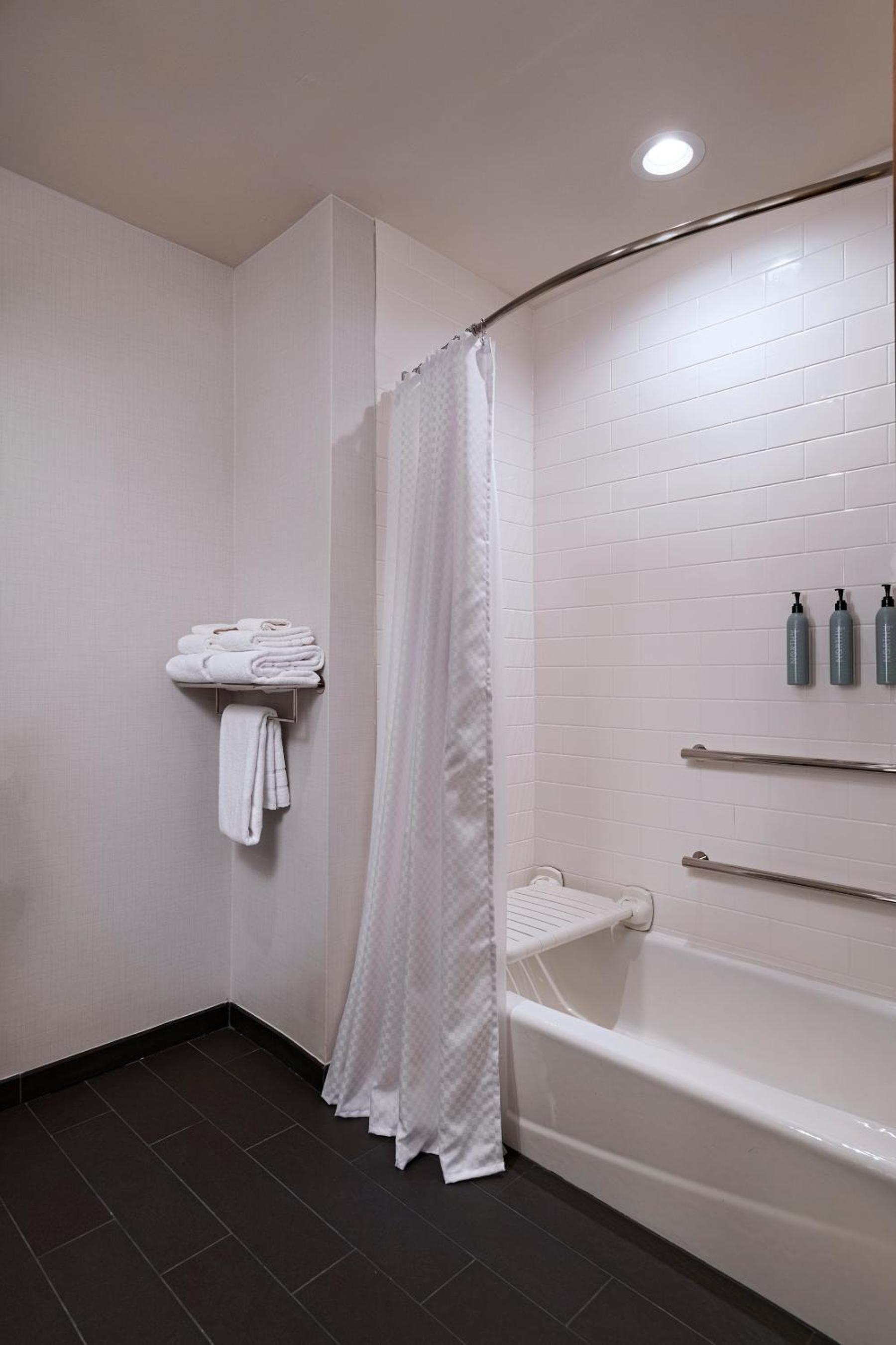 Standard King Room - Photo 3