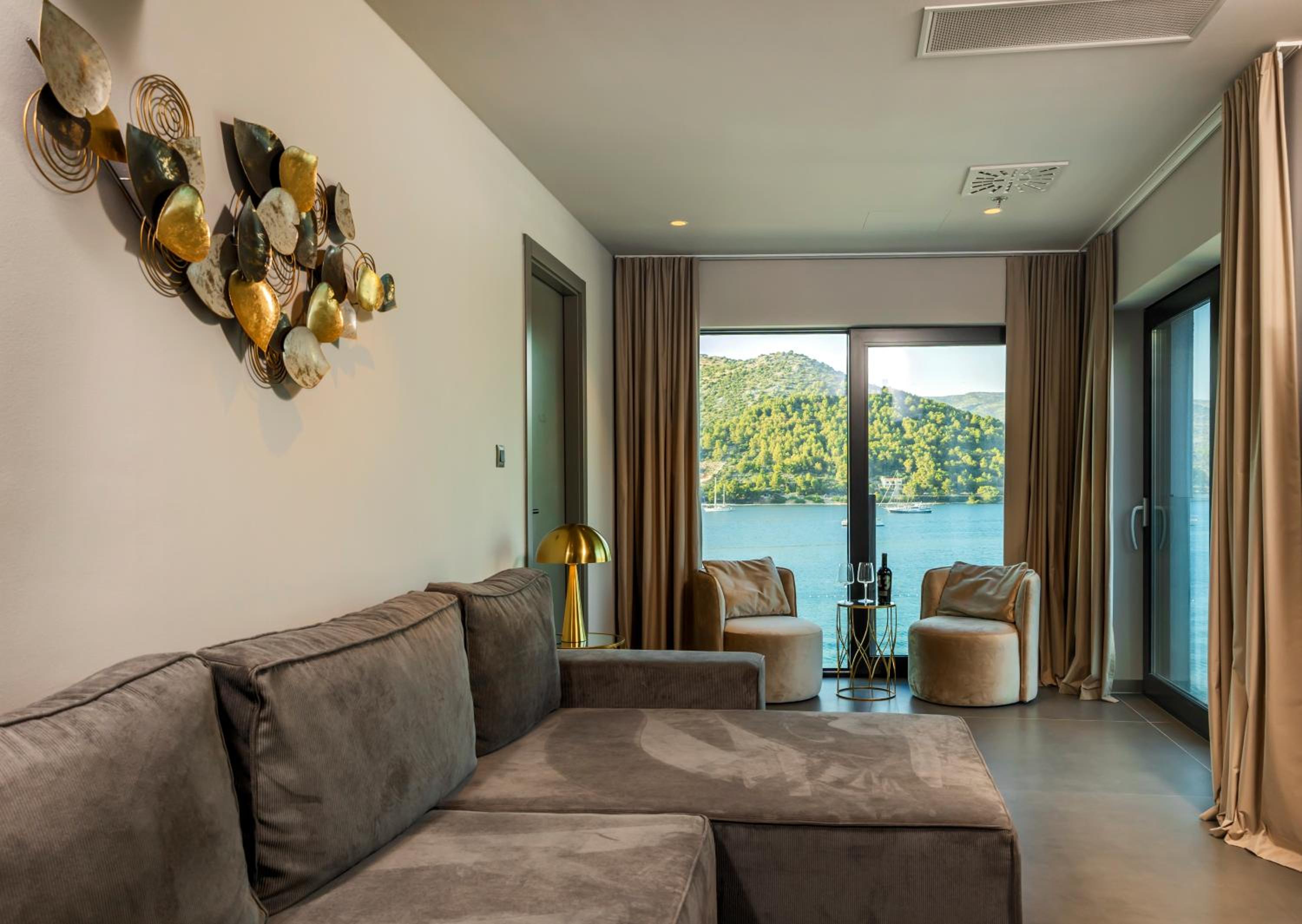 Executive Suite - Photo 6