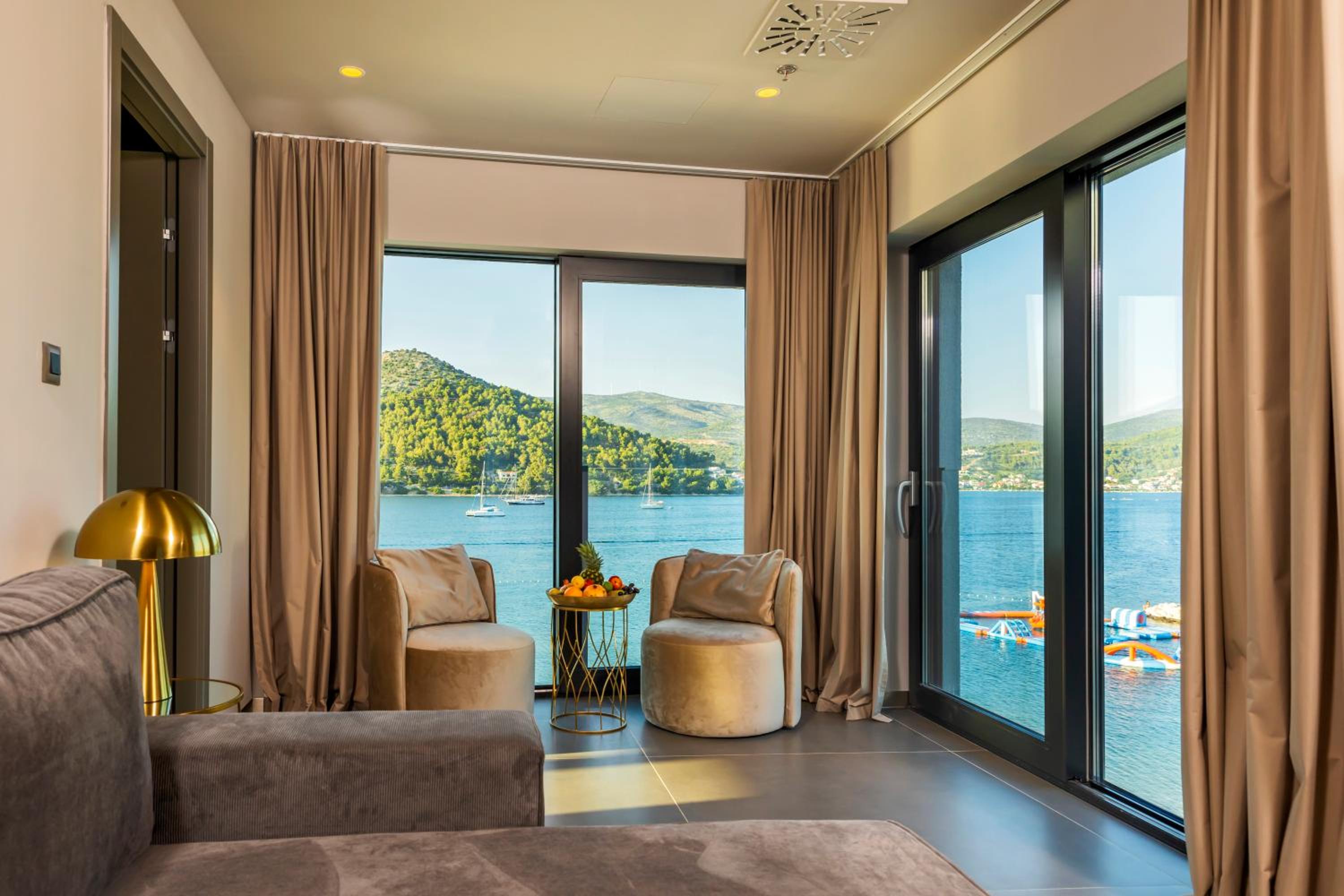 Executive Suite - Photo 2