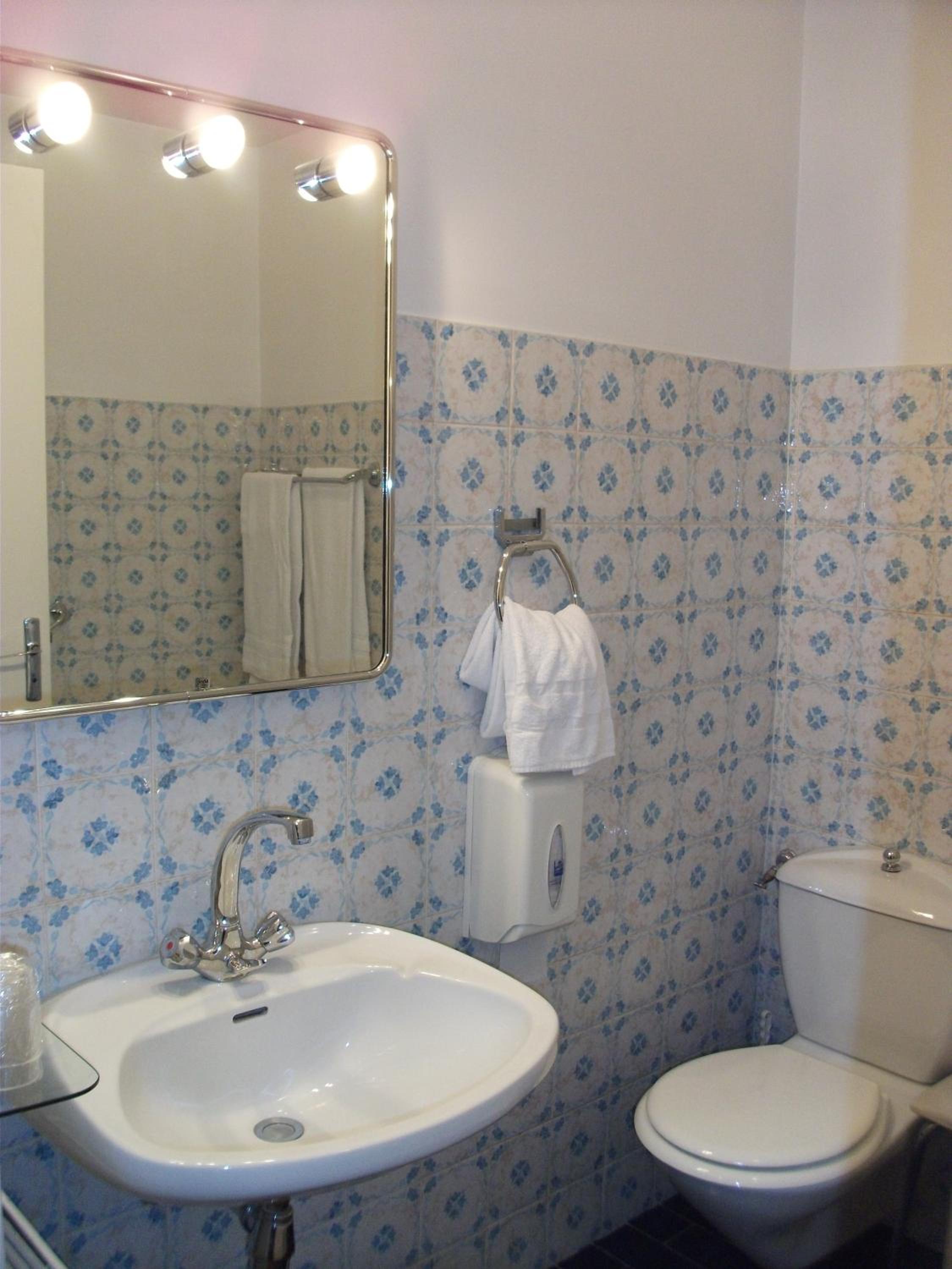 Standard Twin Room - Photo 4
