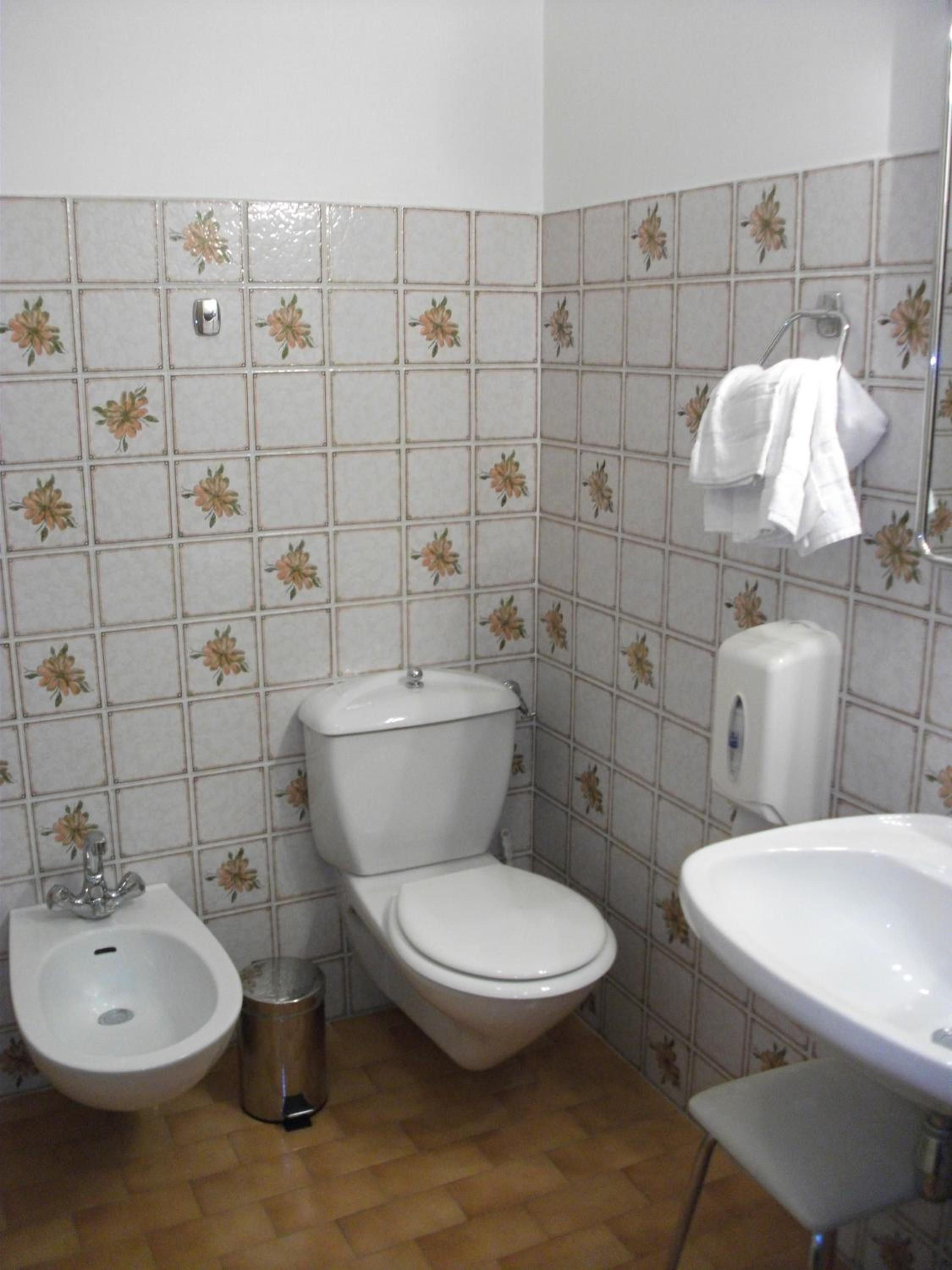 Standard Twin Room - Photo 3