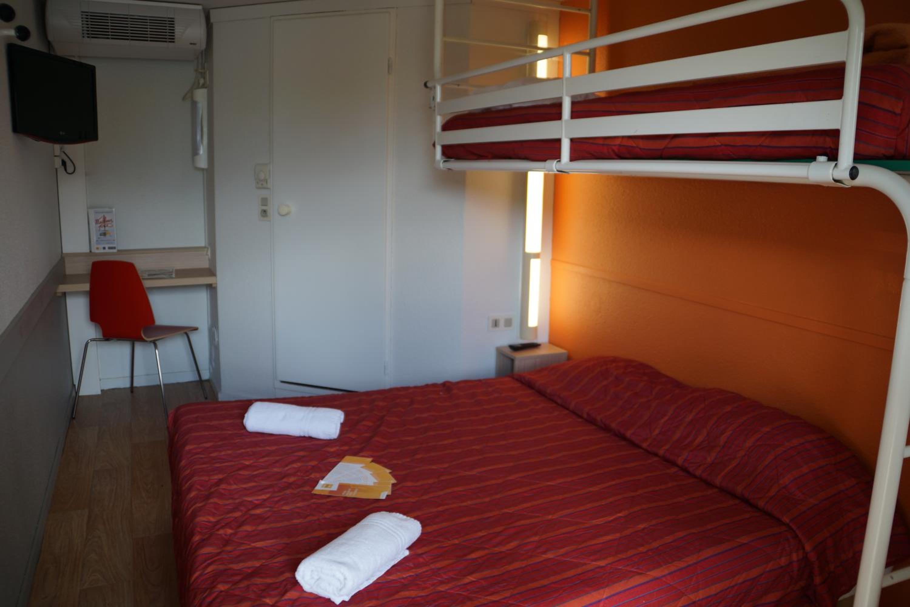 Triple Room (1 Double Bed + 1 Single Bed) - Photo 4