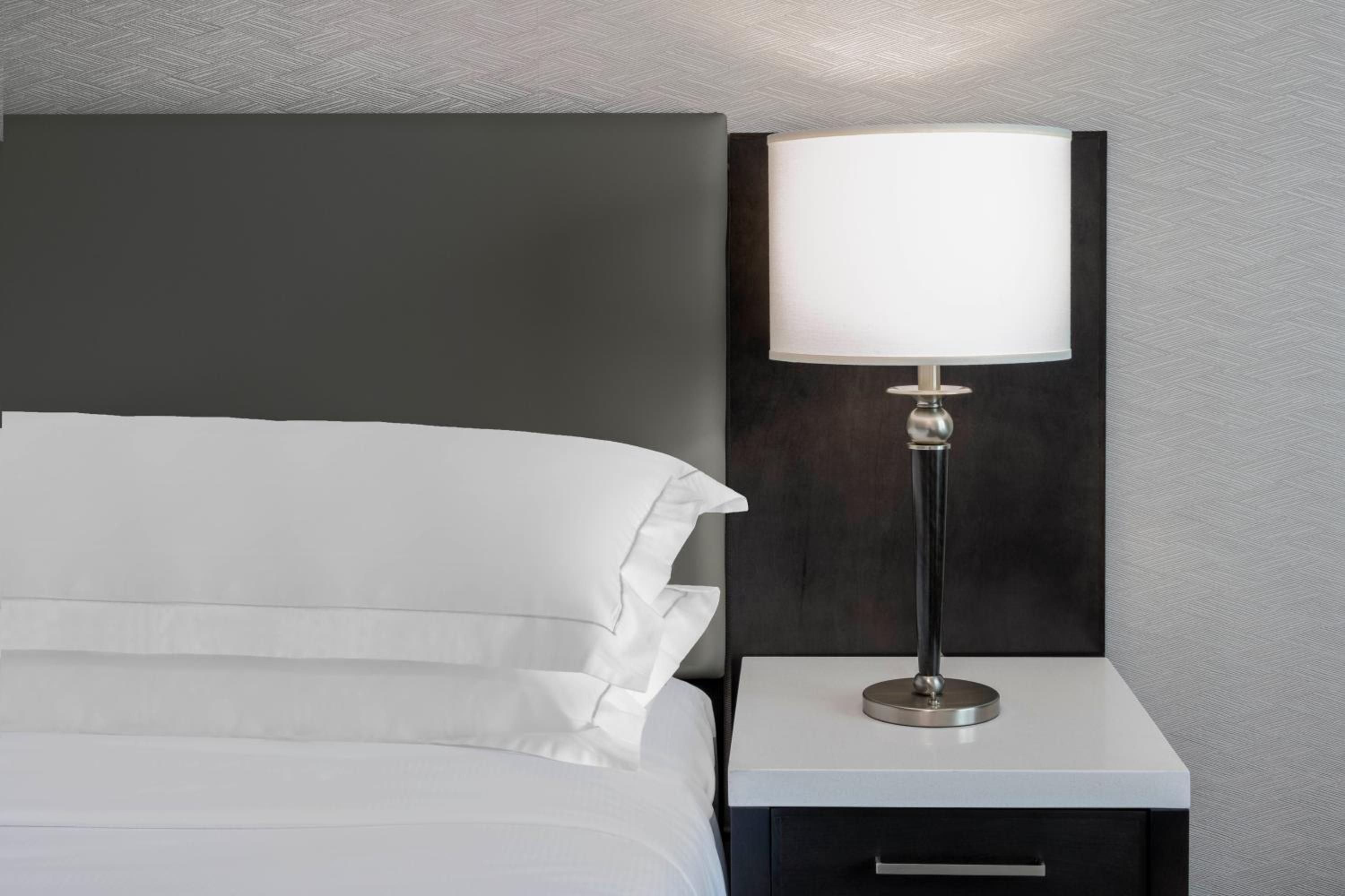 Executive King Room - Non-Smoking - Photo 2