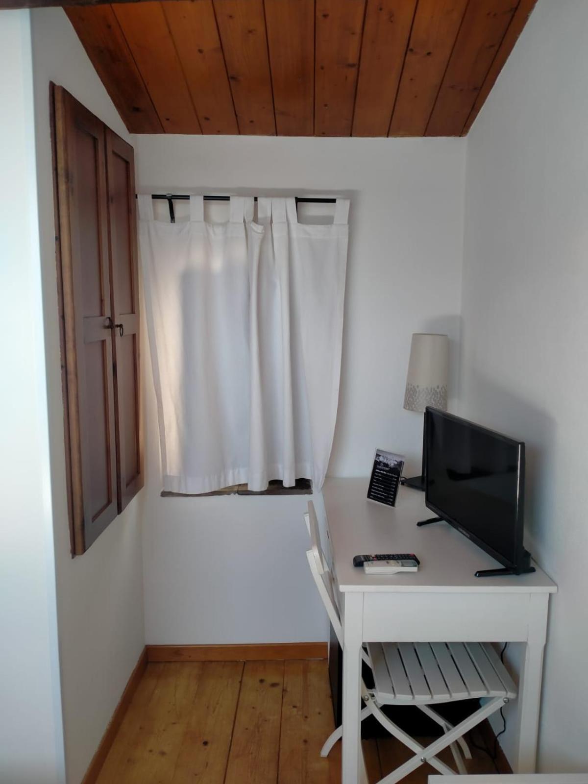 Twin Room with Private Bathroom photo 2