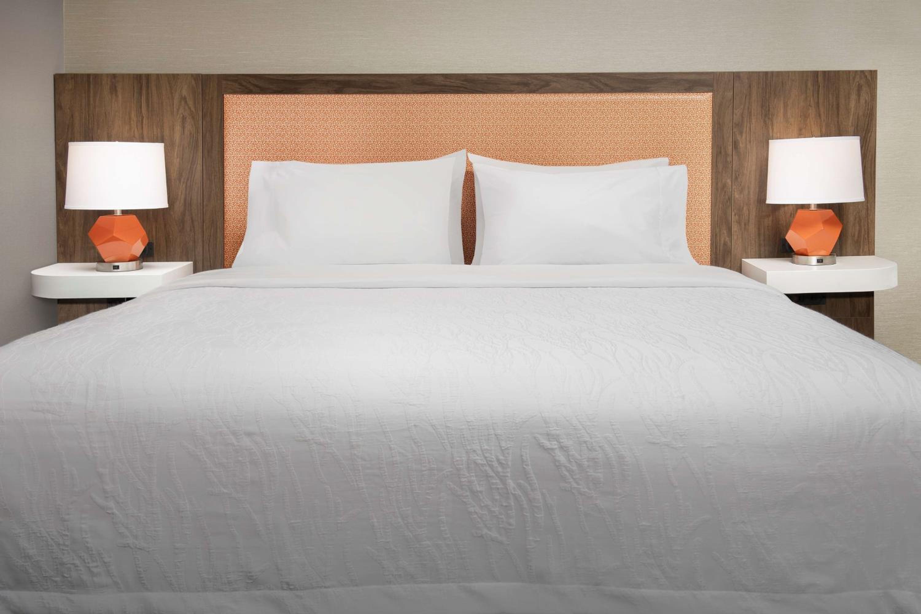 King Room with King Bed - Non-Smoking - Photo 3