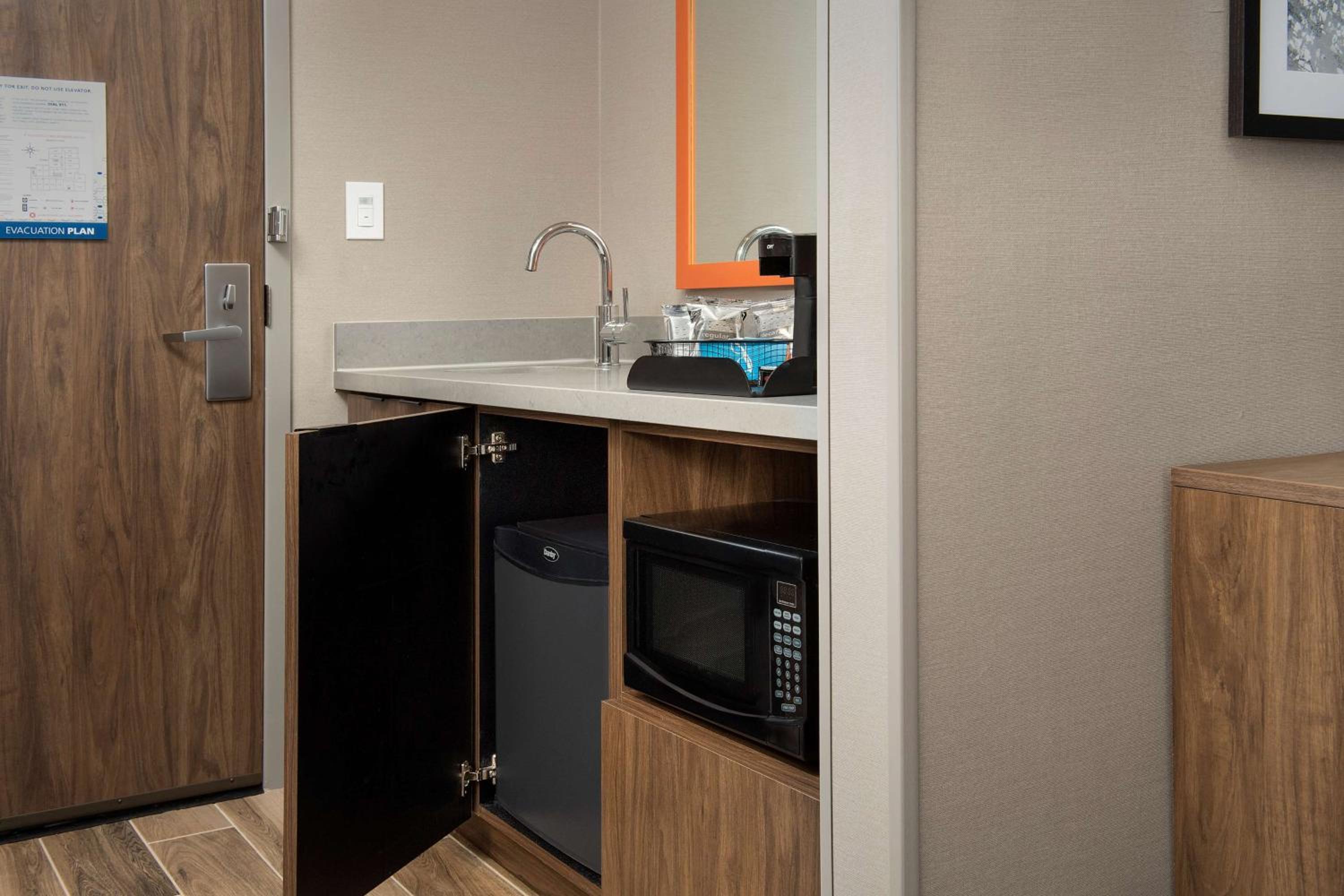 Corner King Suite with Sofa Bed - Non-Smoking - Photo 2