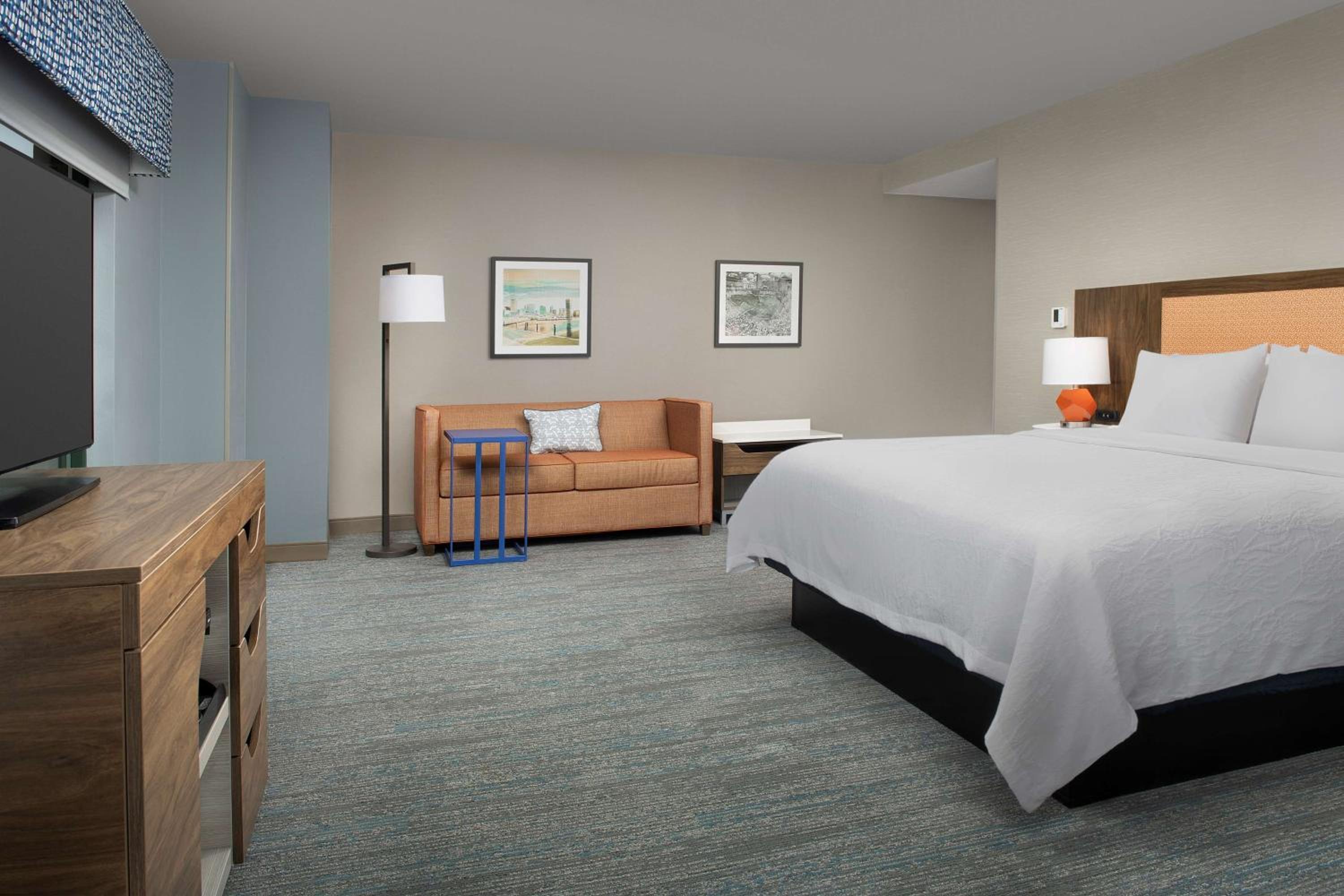 Corner King Suite with Sofa Bed - Non-Smoking - Photo 3