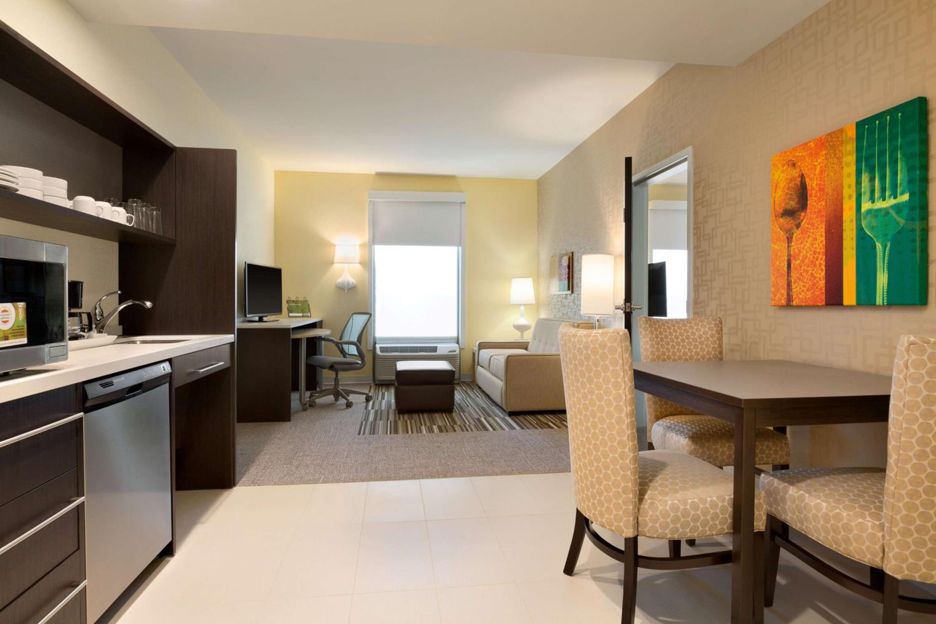 King Suite with Roll-In Shower - Mobility and Hearing Access/Non-Smoking photo 1