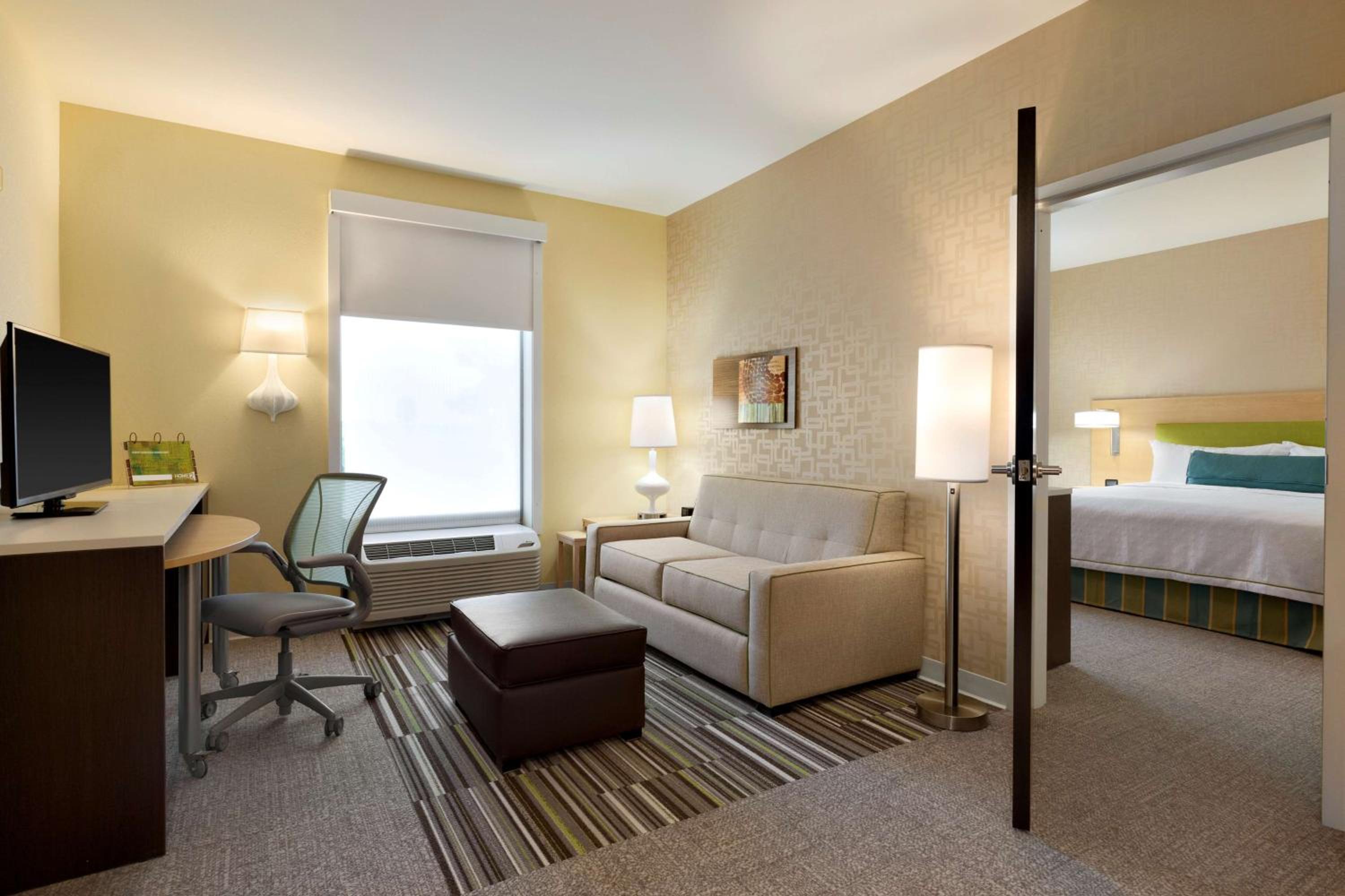 King Suite with Roll-In Shower - Mobility and Hearing Access/Non-Smoking photo 3