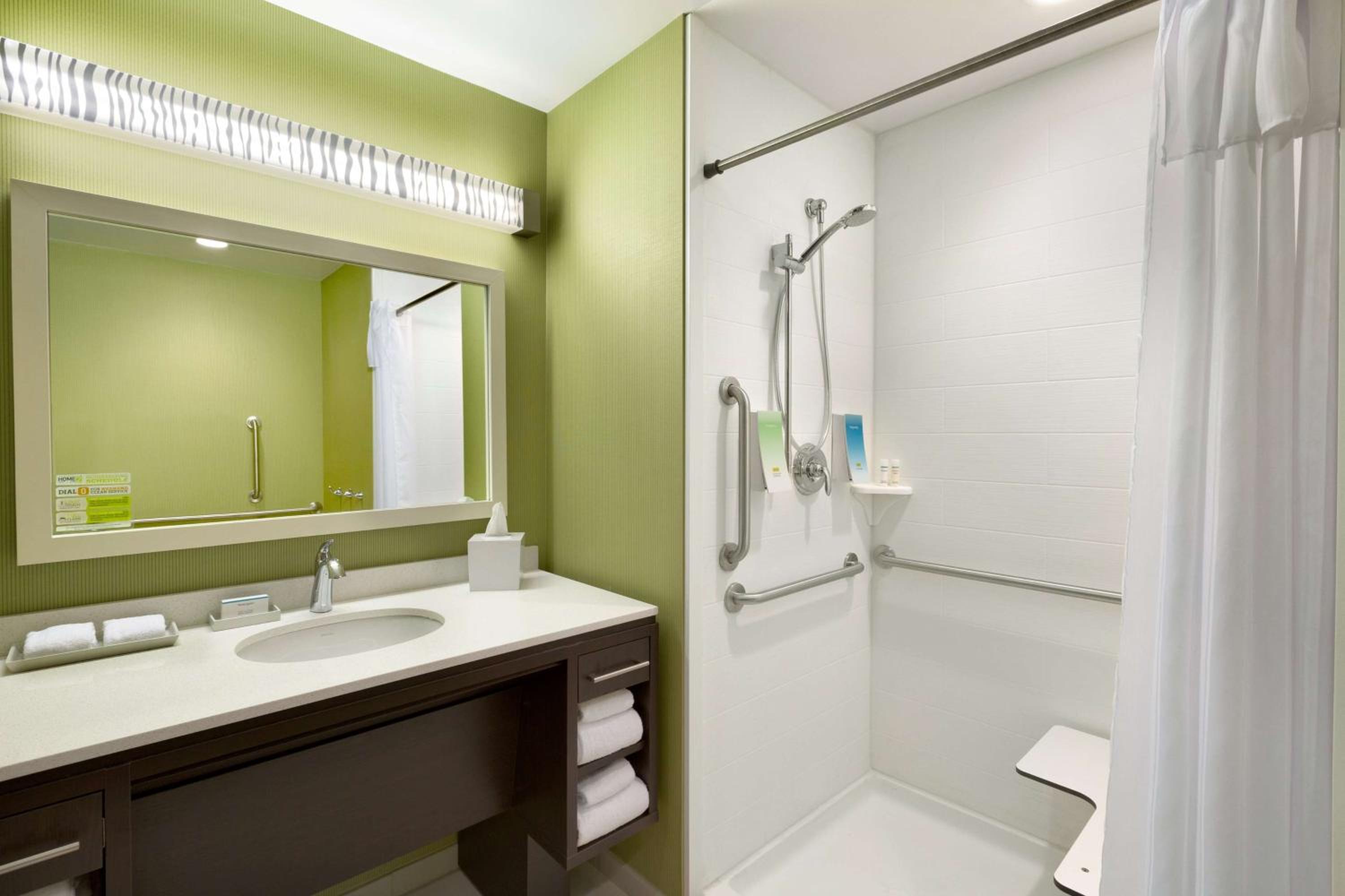 Queen Studio with Roll-In Shower - Mobility and Hearing Access/Non-Smoking photo 2