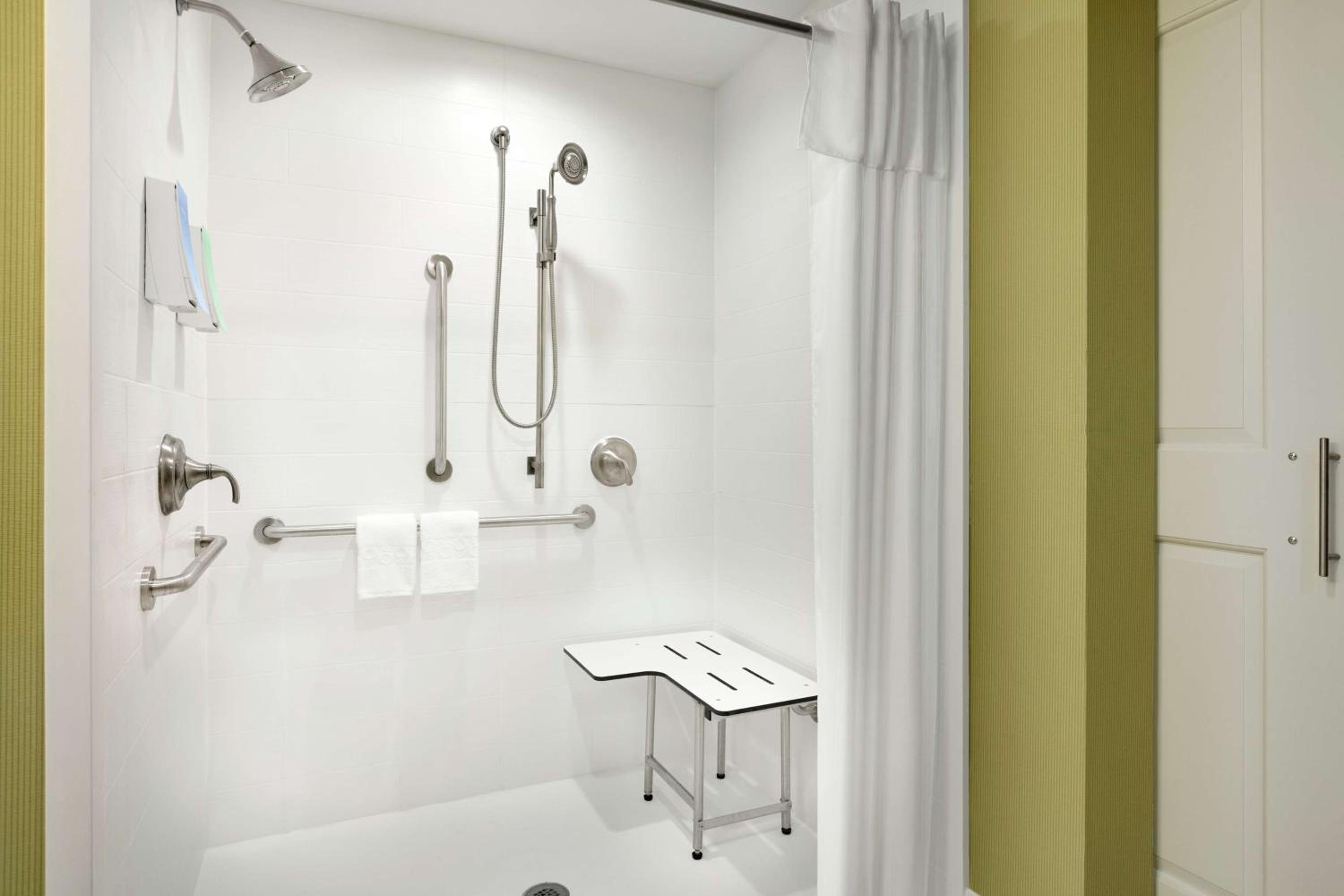 King Suite with Roll-In Shower - Mobility and Hearing Access/Non-Smoking - Photo 4