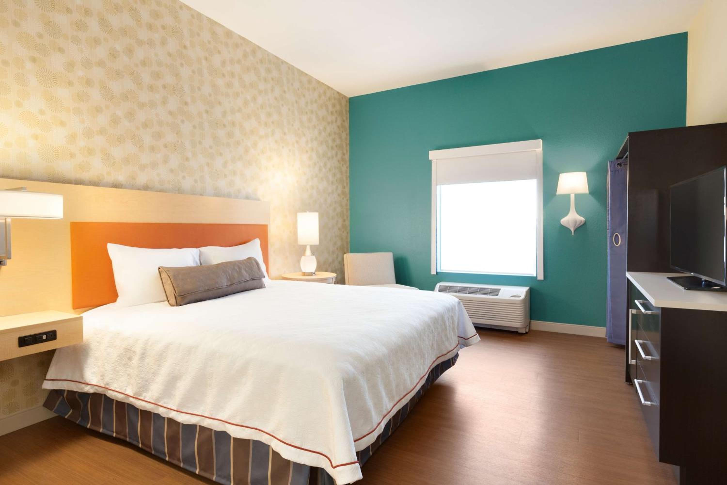King Suite with Roll-In Shower - Mobility and Hearing Access/Non-Smoking - Photo 1