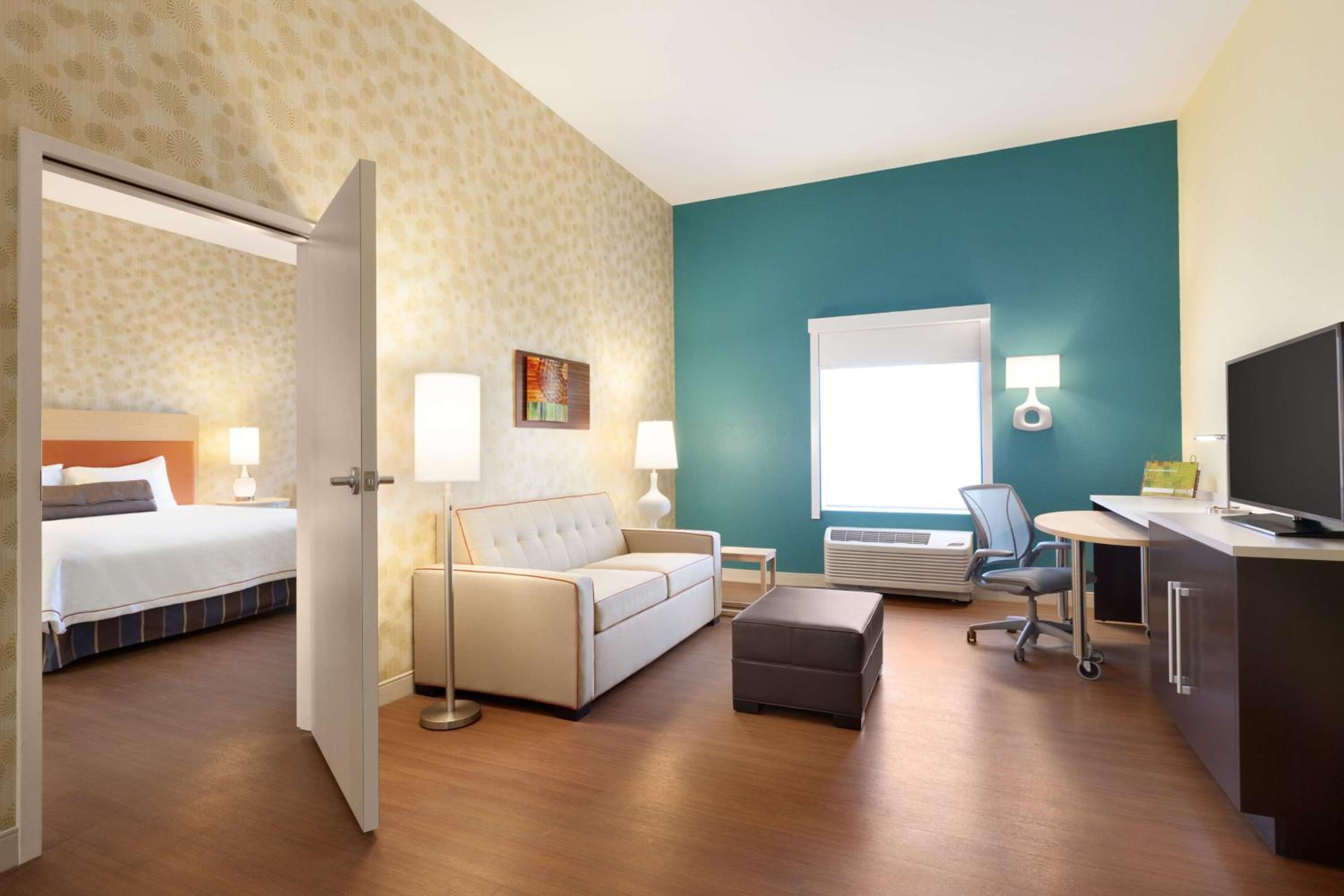 King Suite with Roll-In Shower - Mobility and Hearing Access/Non-Smoking - Photo 2