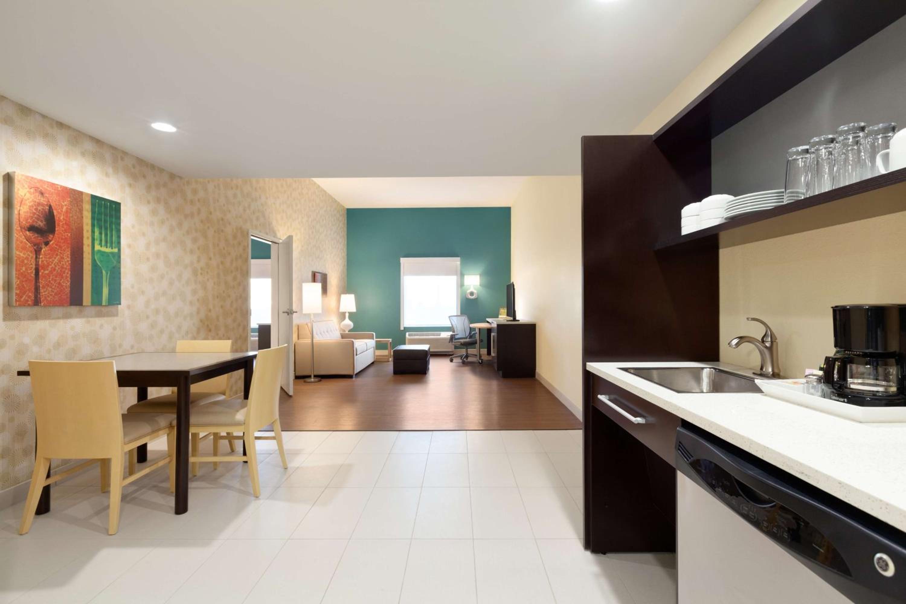 King Suite with Roll-In Shower - Mobility and Hearing Access/Non-Smoking - Photo 3