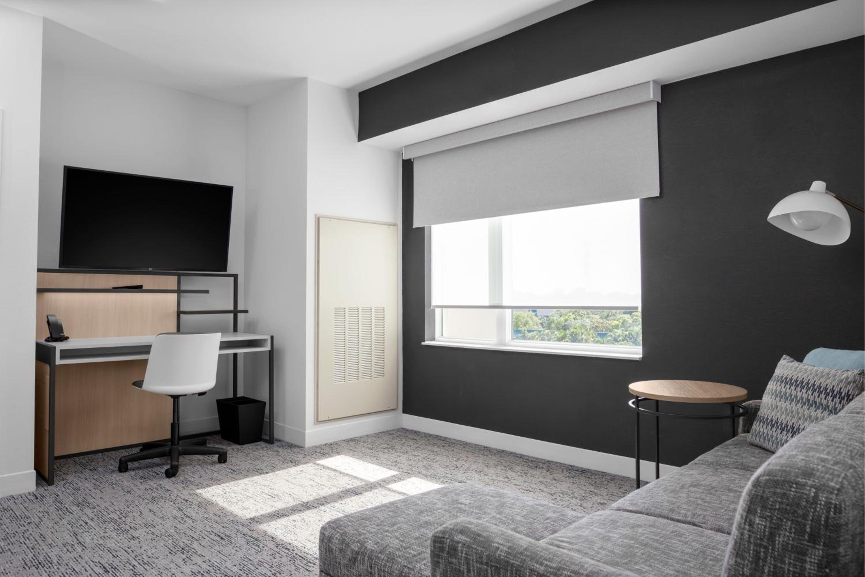 One-Bedroom King Suite with Sofa Bed and City View - Photo 2