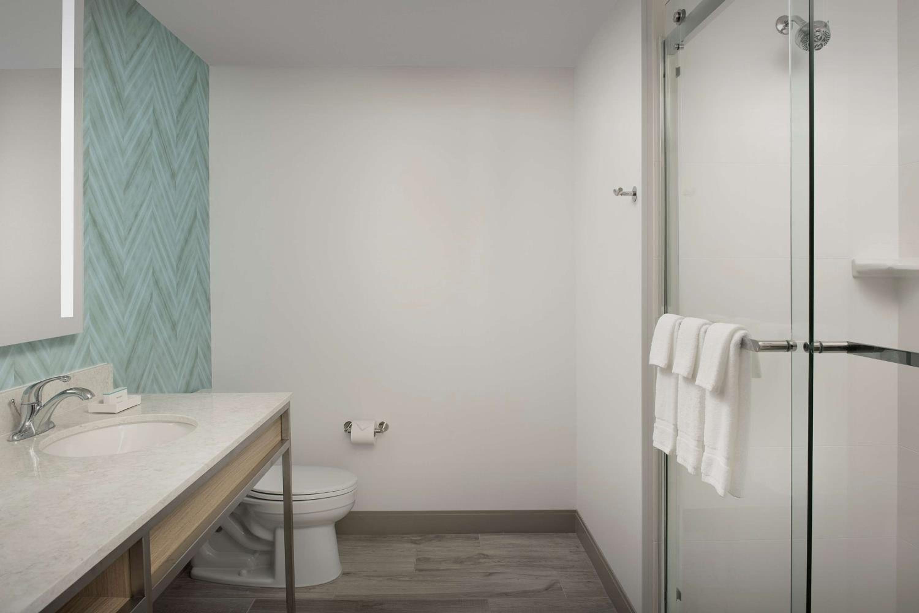 Available room thumbnail 6