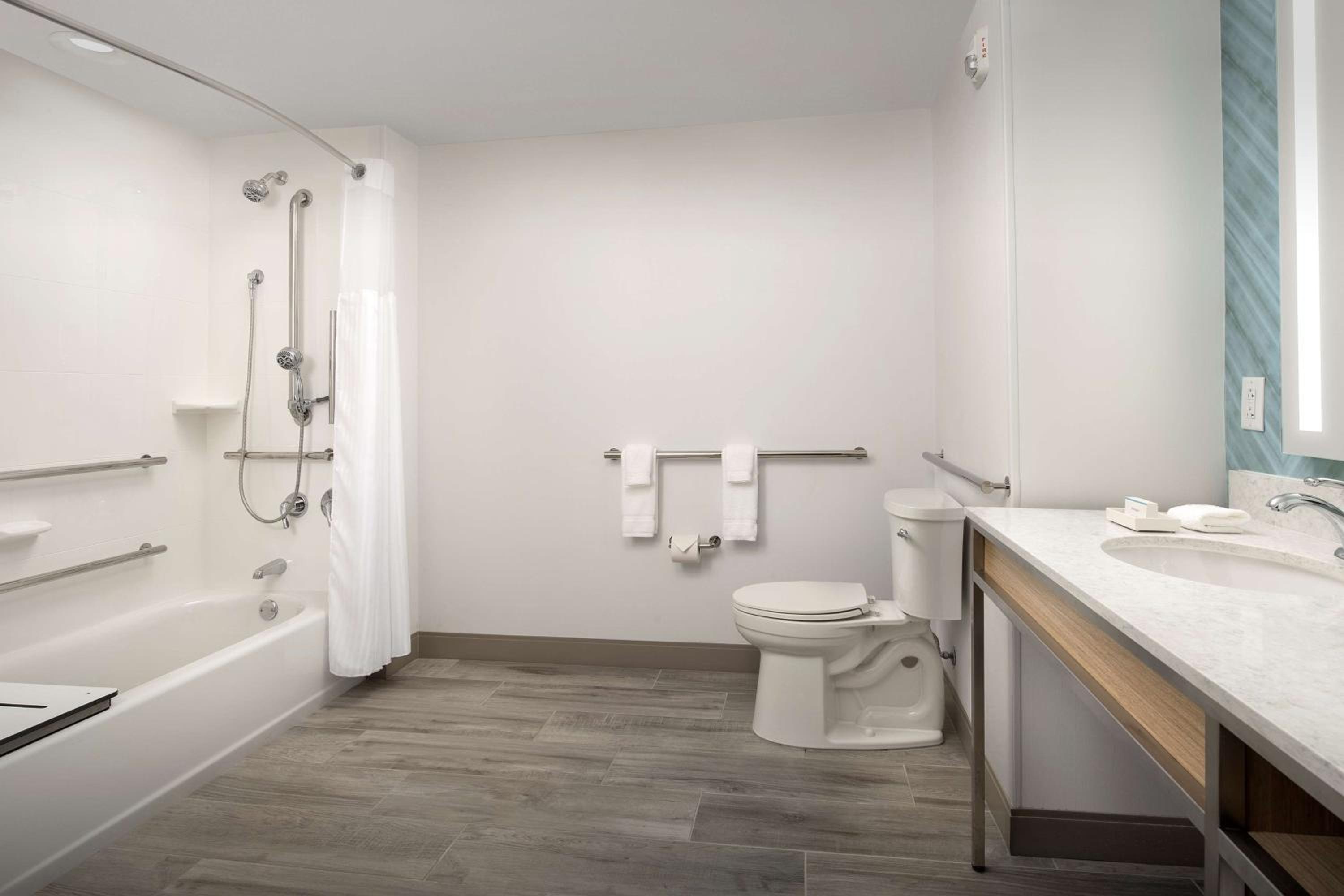 King Room with Mobility Accessible Tub