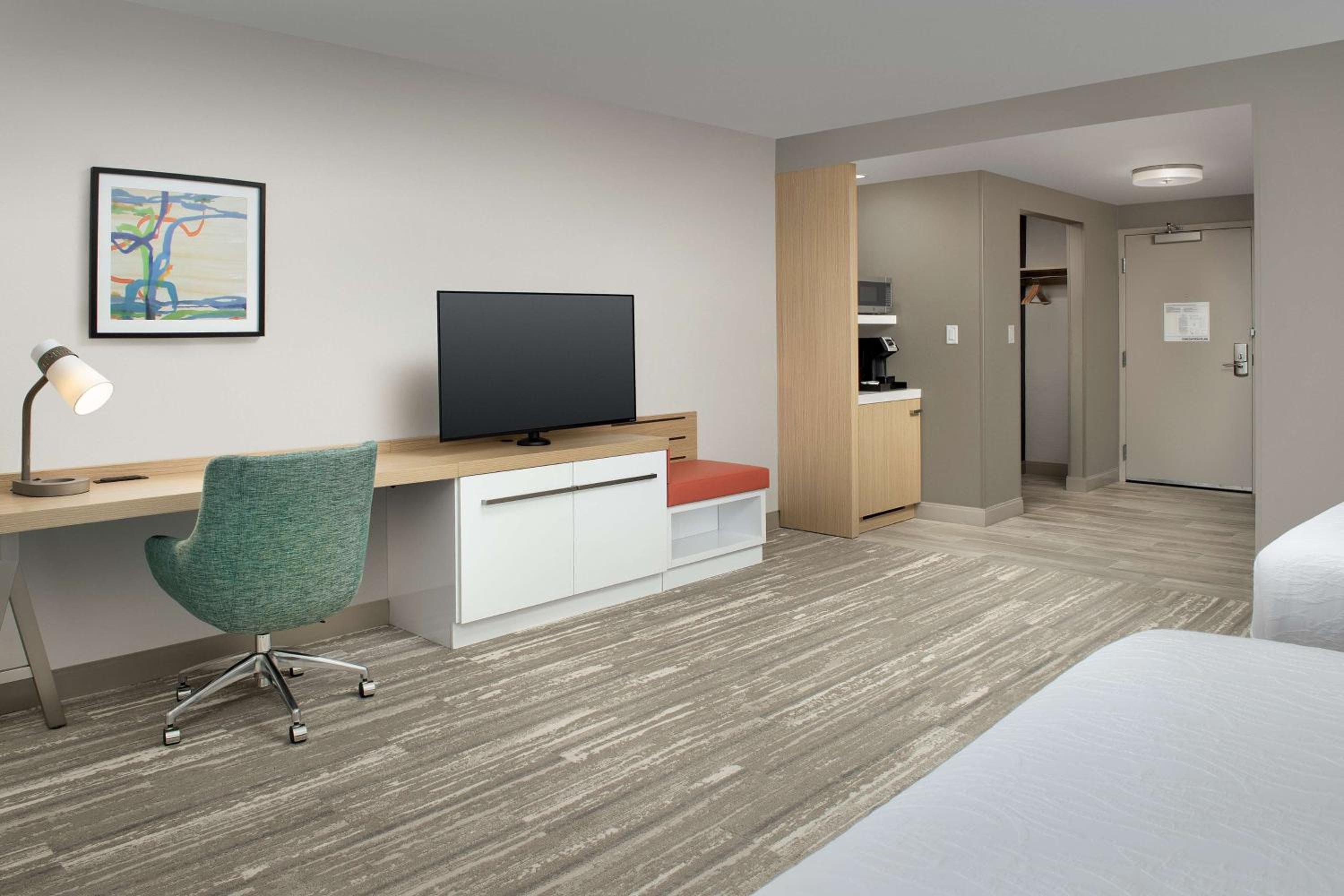 Deluxe Queen Room with Two Queen Beds thumbnail 6