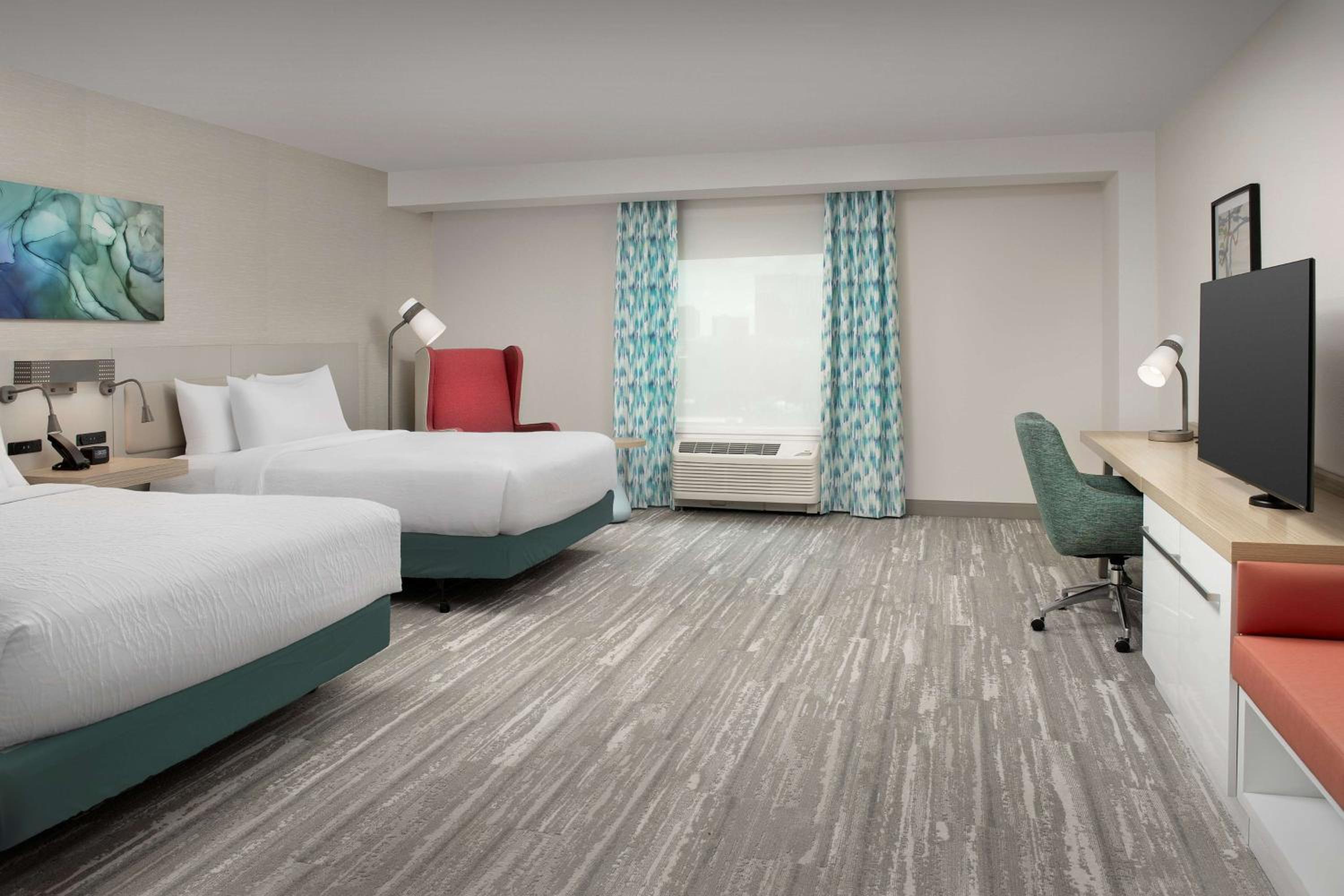 Deluxe Queen Room with Two Queen Beds thumbnail 5