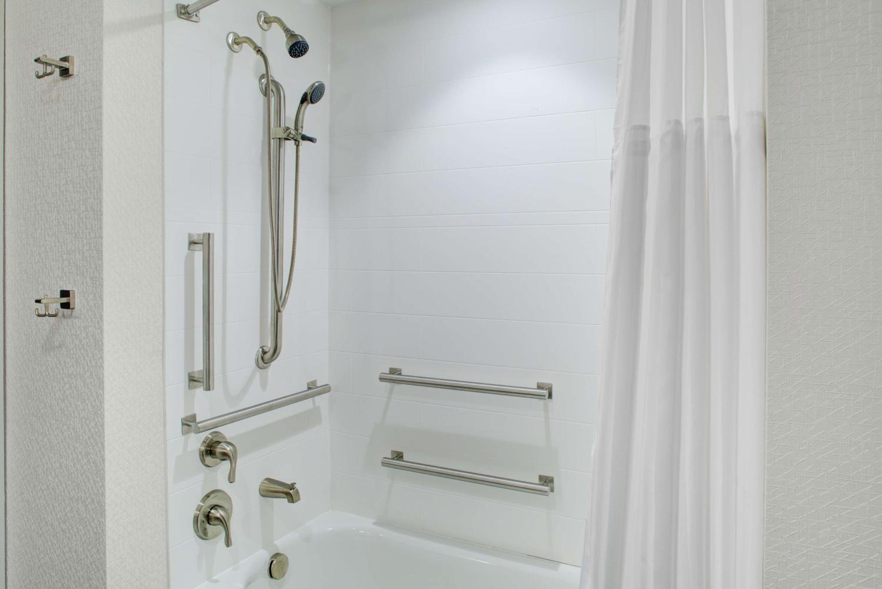 King Room with Accessible Tub - Mobility Access photo 3