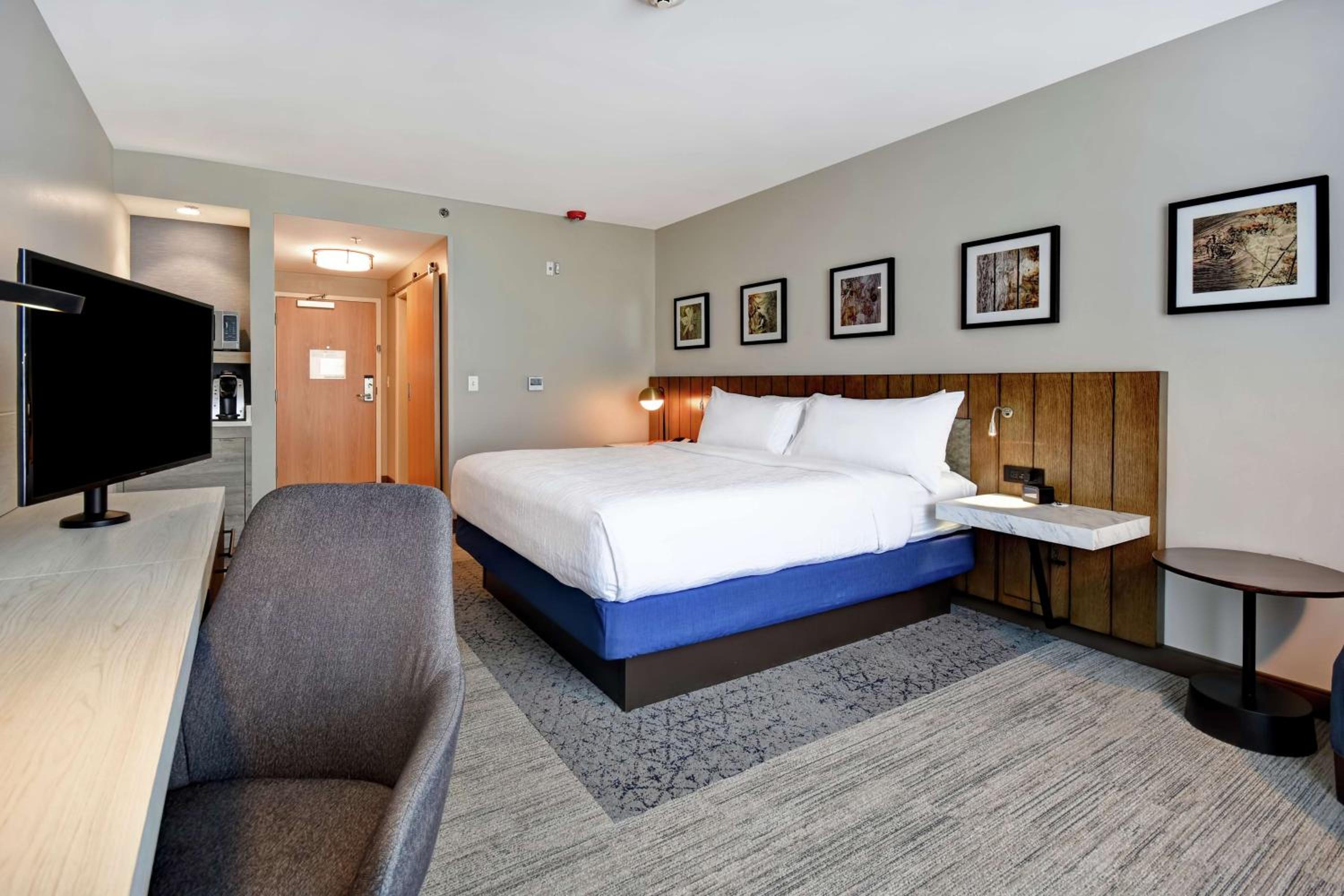 King Room with Accessible Tub - Mobility Access photo 2