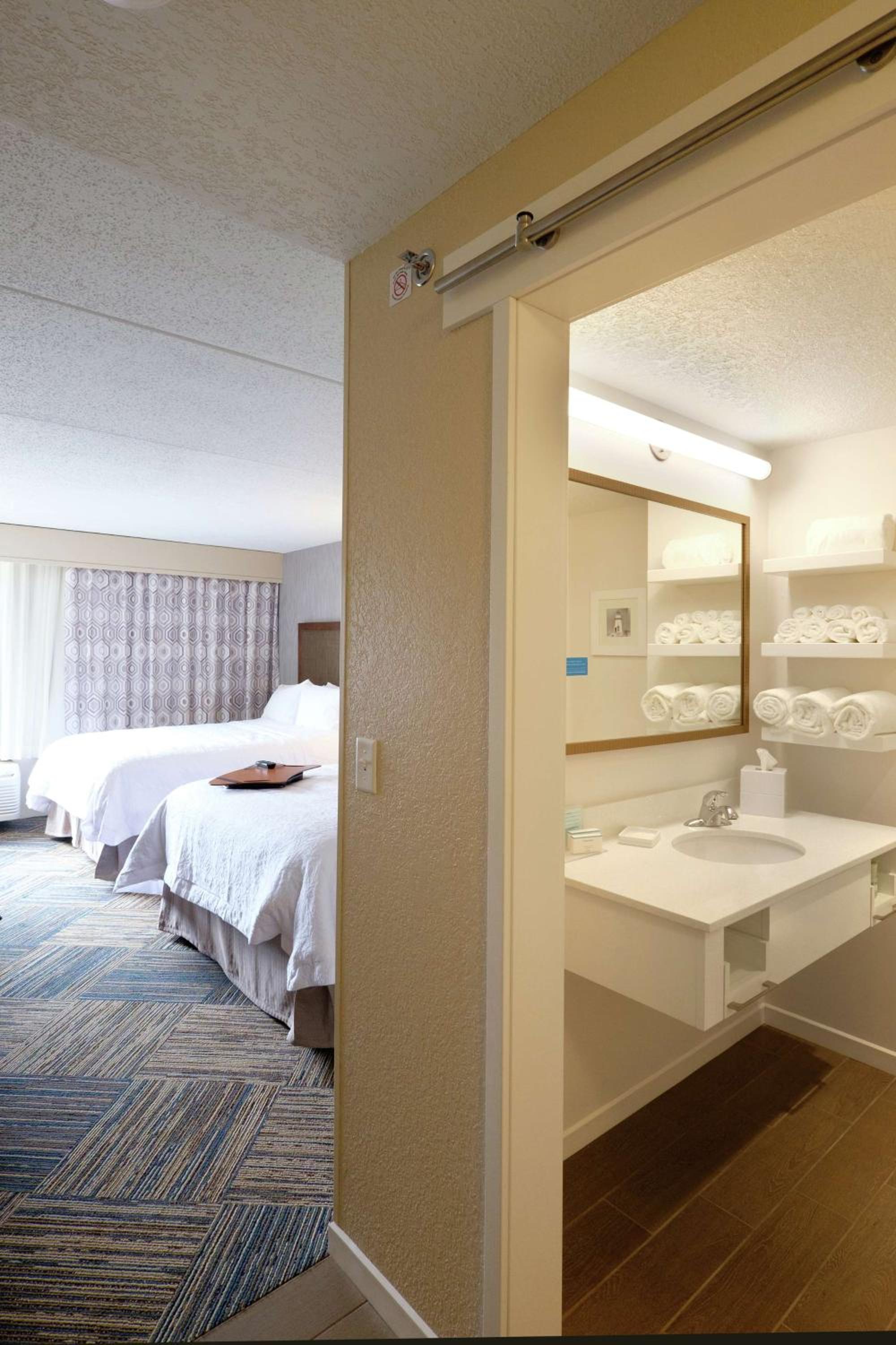 Queen Room with Two Queen Beds - Non-Smoking - Photo 5