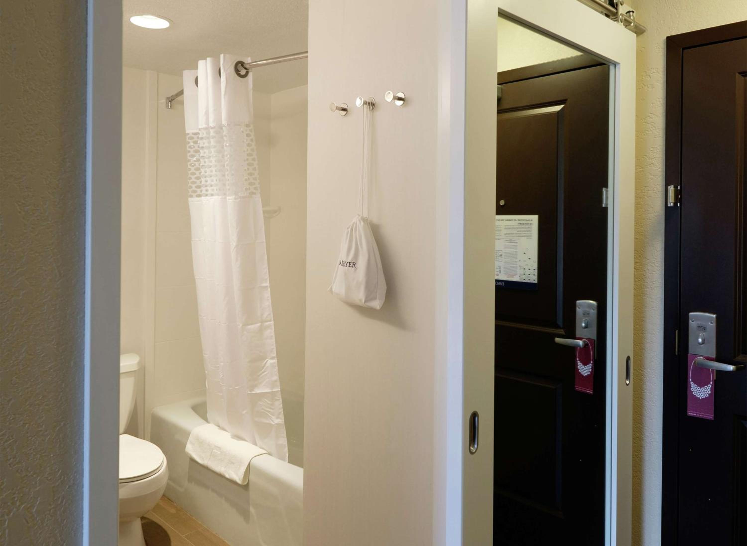 Queen Room with Two Queen Beds - Non-Smoking - Photo 4