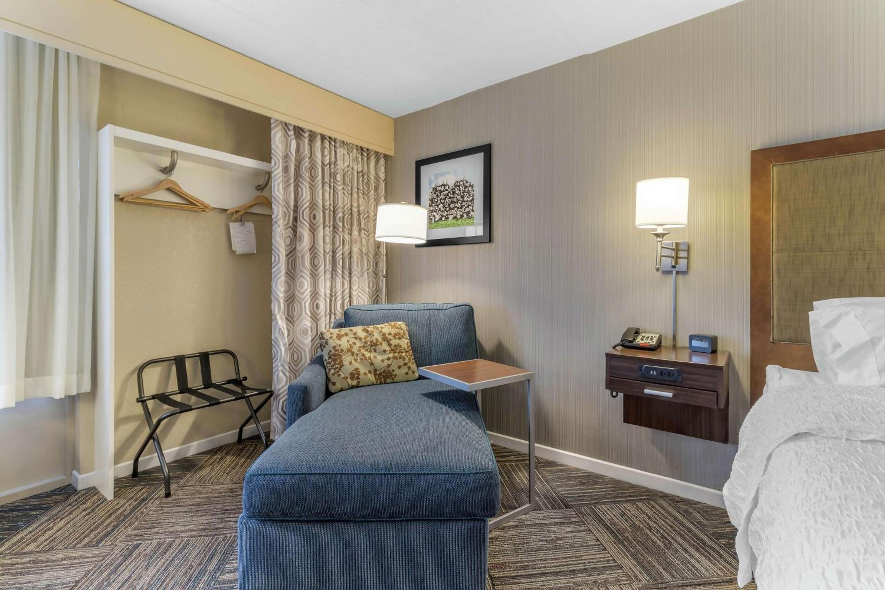 King Room - Non-Smoking - Photo 1