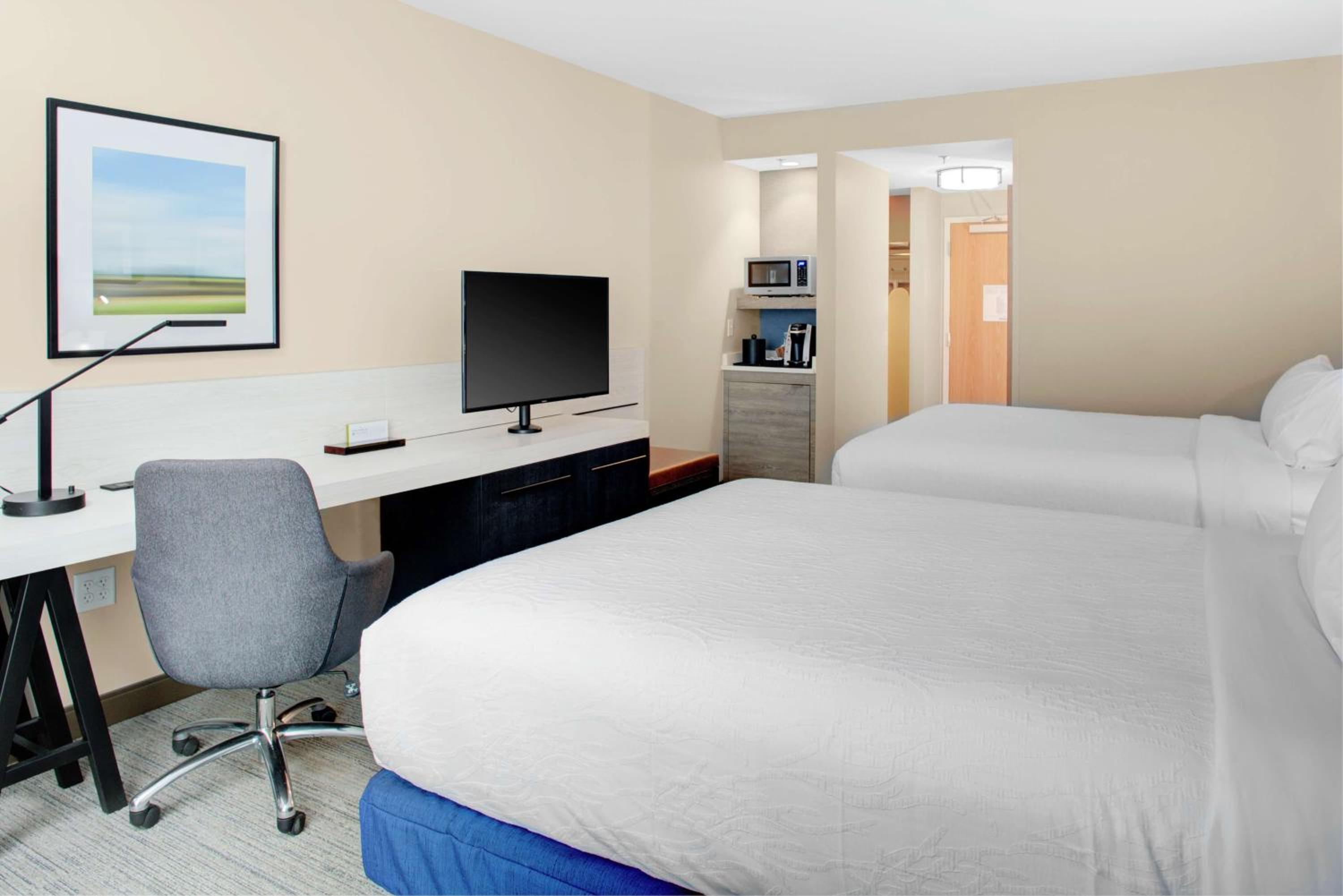Queen Room with Two Queen Beds - Hearing Access photo 2