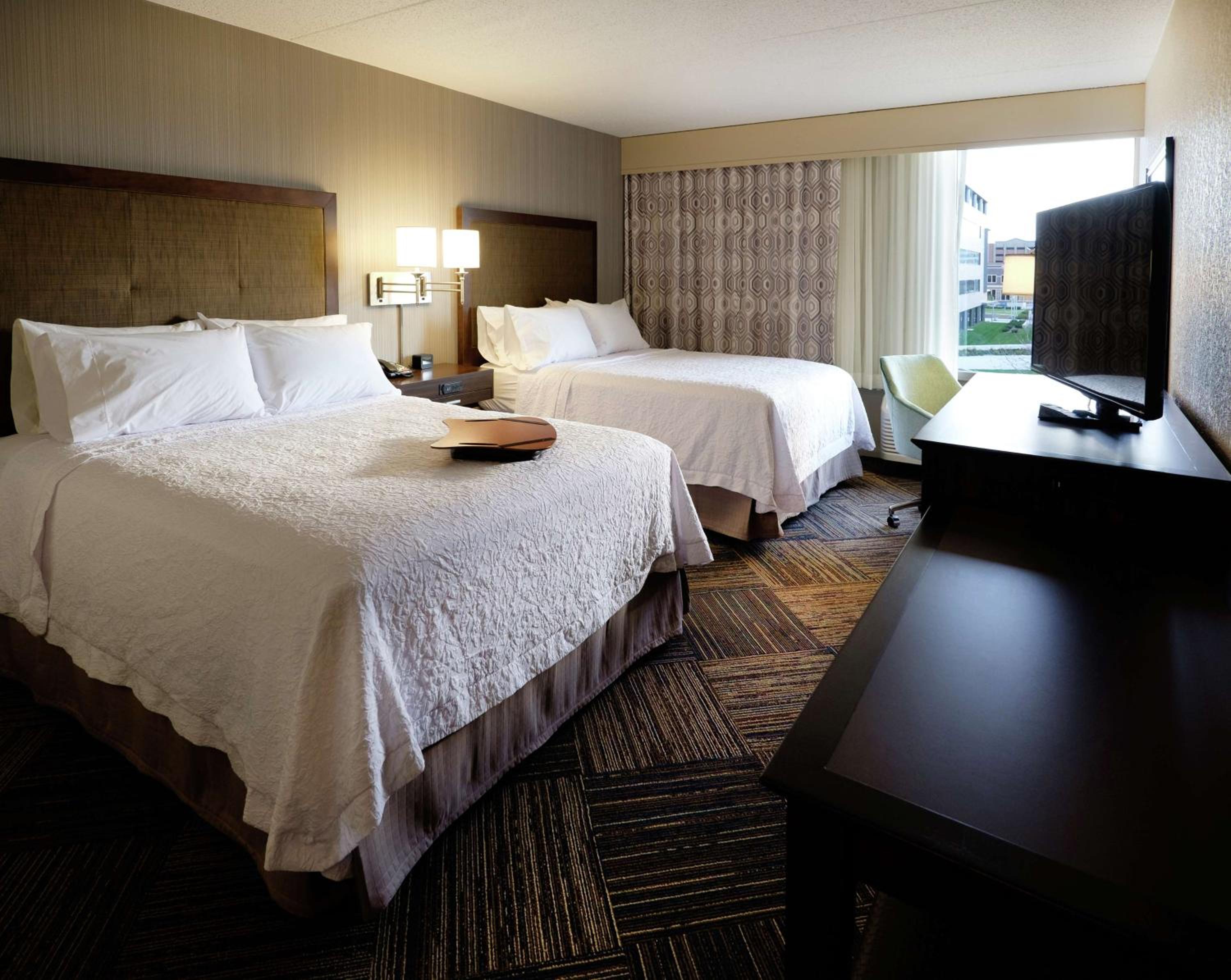 Queen Room with Two Queen Beds - Non-Smoking - Photo 6
